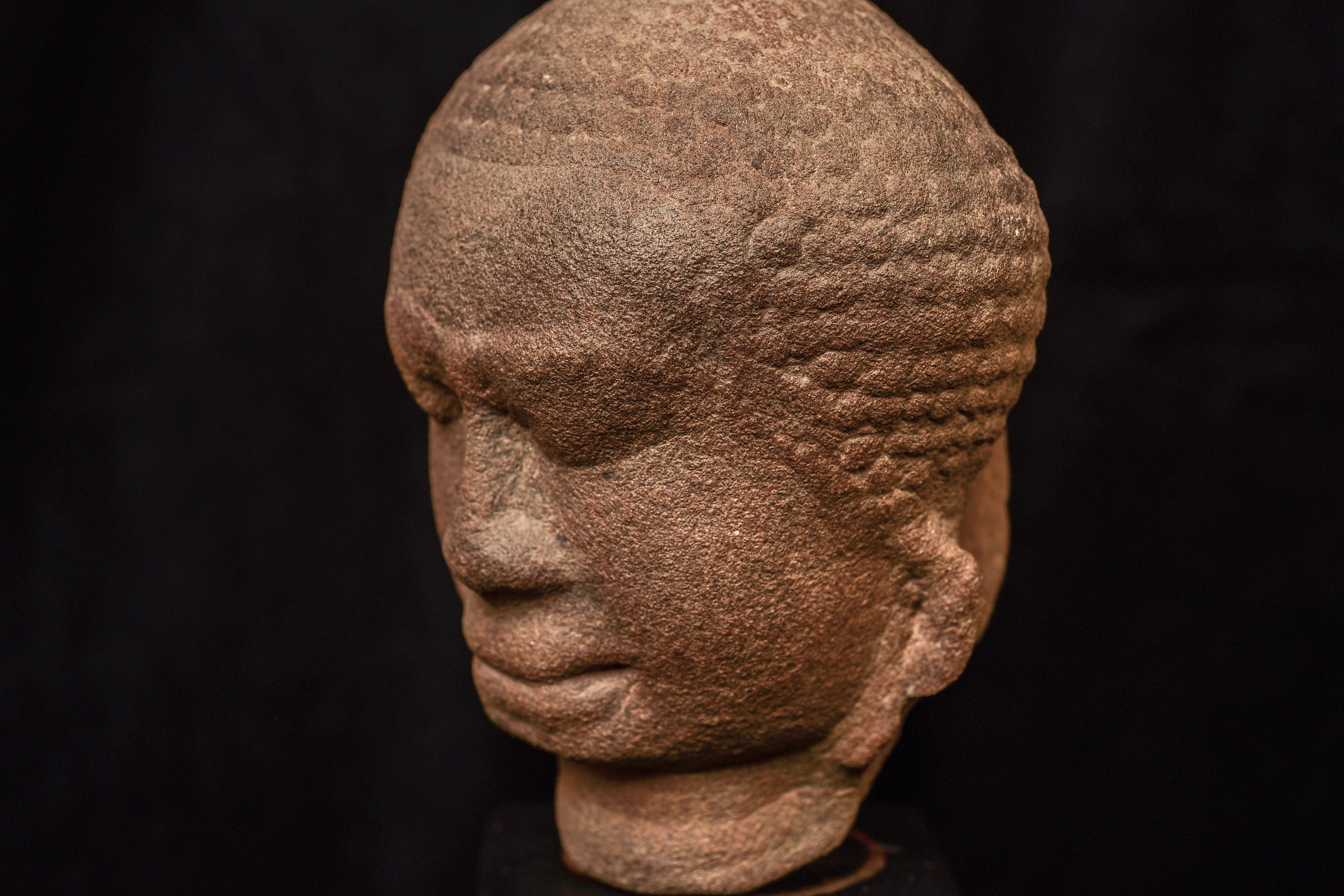 13/14thc Thai Stone Buddha Head In Good Condition For Sale In Ukiah, CA