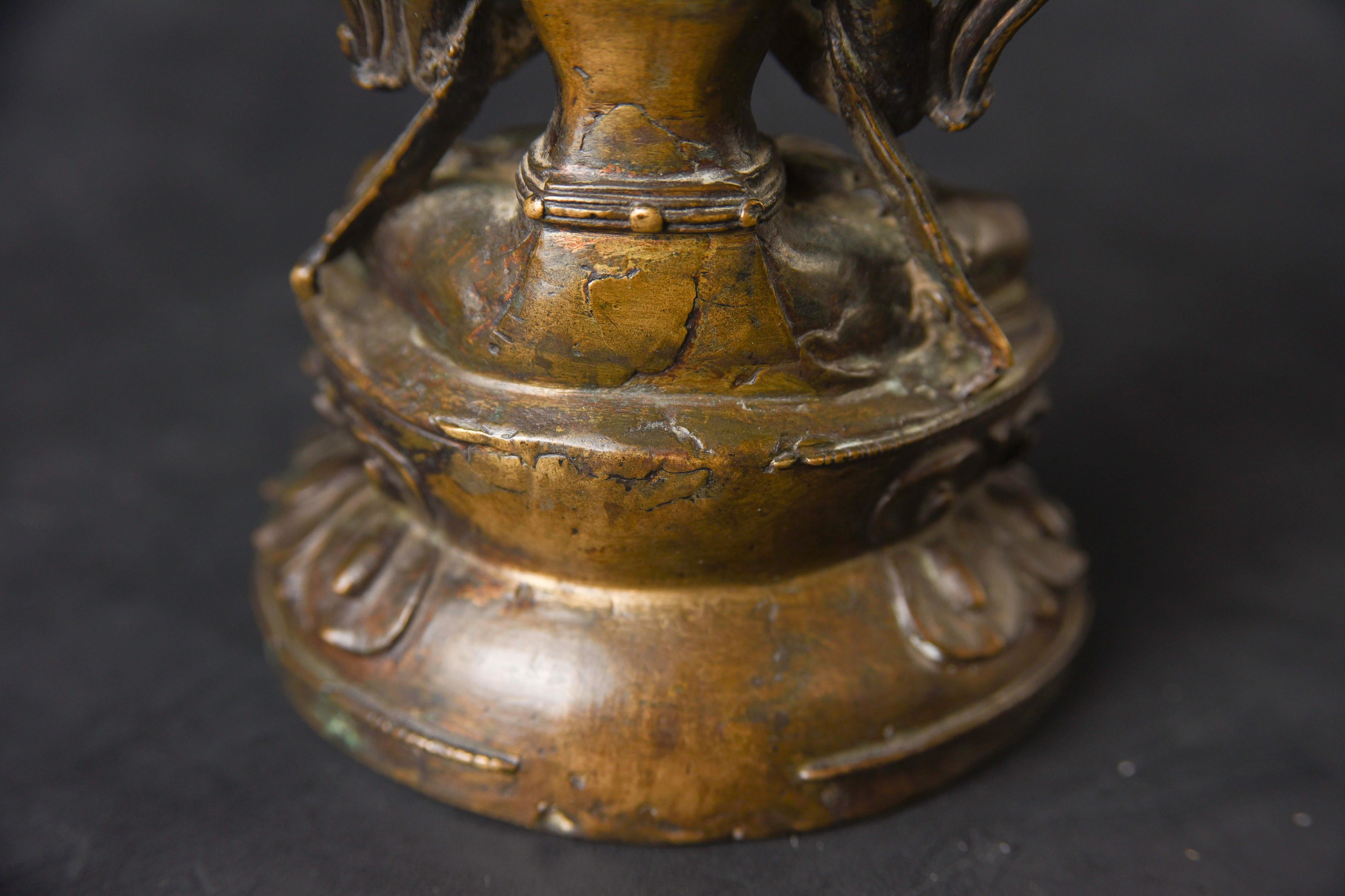 Tibetischer Buddha/Bodhisattva aus Bronze des 13./14. Jahrhunderts im Angebot 7