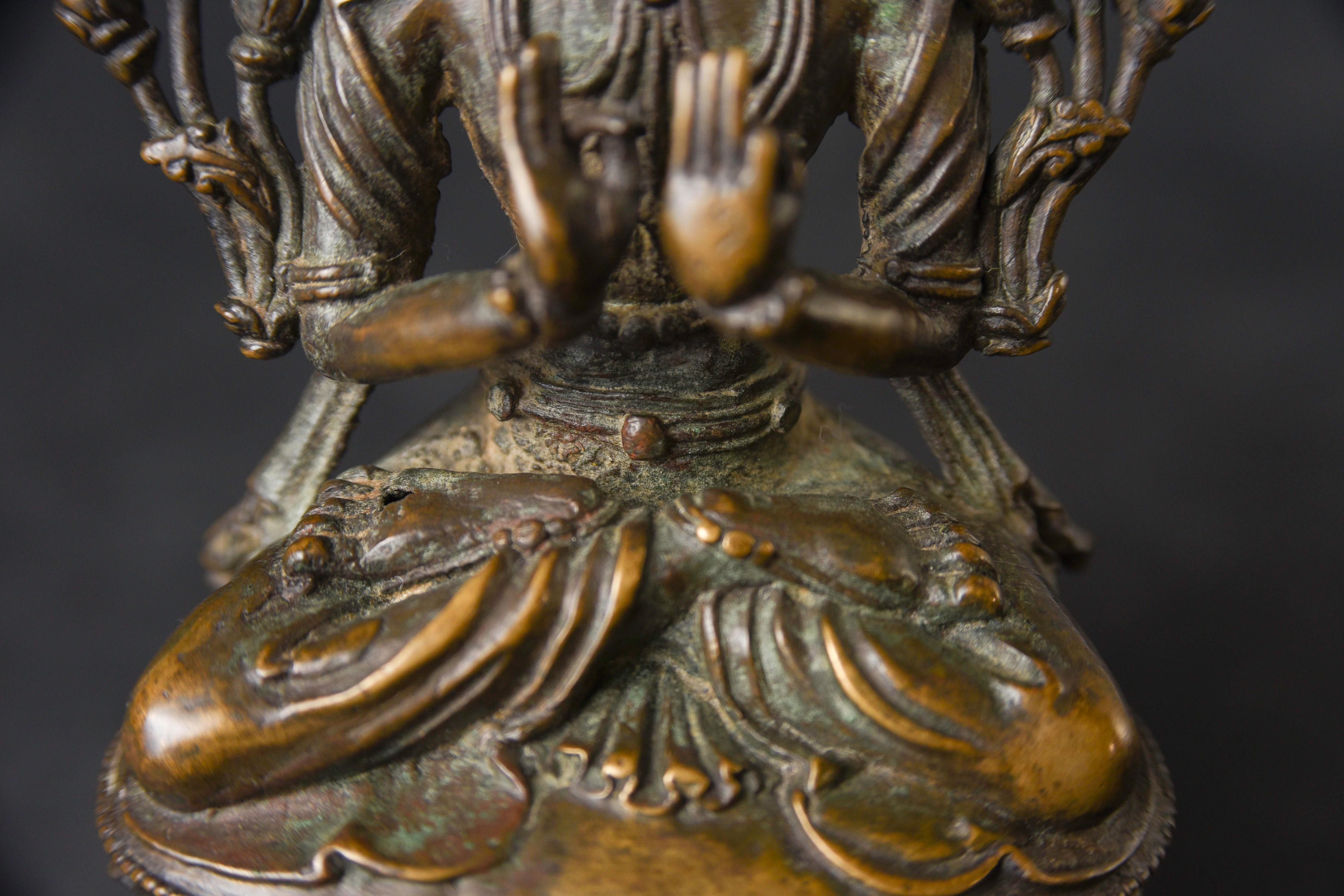 Tibetischer Buddha/Bodhisattva aus Bronze des 13./14. Jahrhunderts im Angebot 11