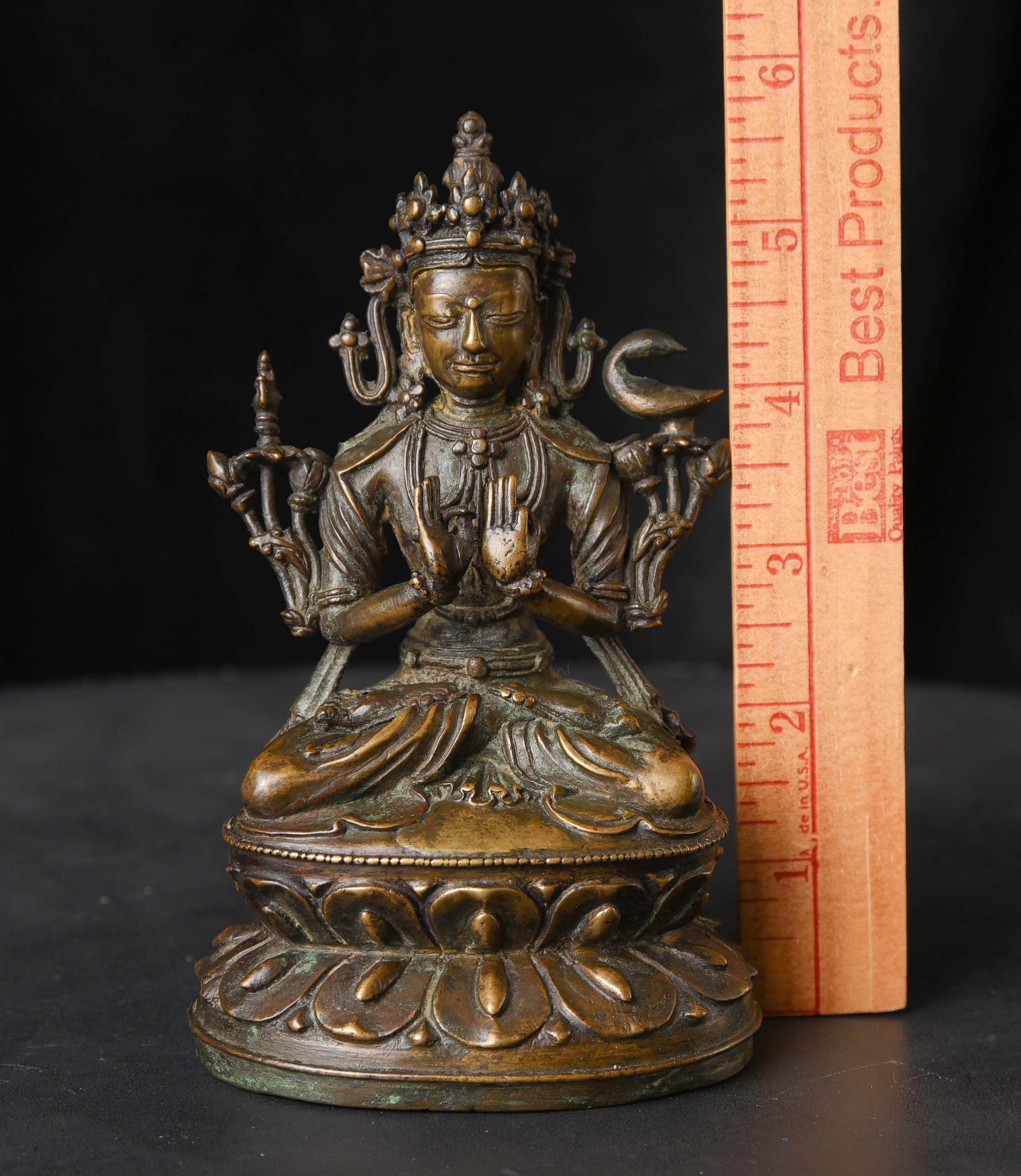13/14. Jahrhundert Tibetischer Bronze-Buddha/Bodhisattva . Hervorragendes Exemplar - fein gegossen, wunderschön geschnitzt, mit einer schönen, unberührten, unverschuldeten Patina Bemerkenswert ist die Art und Weise, wie sie eine starke spirituelle