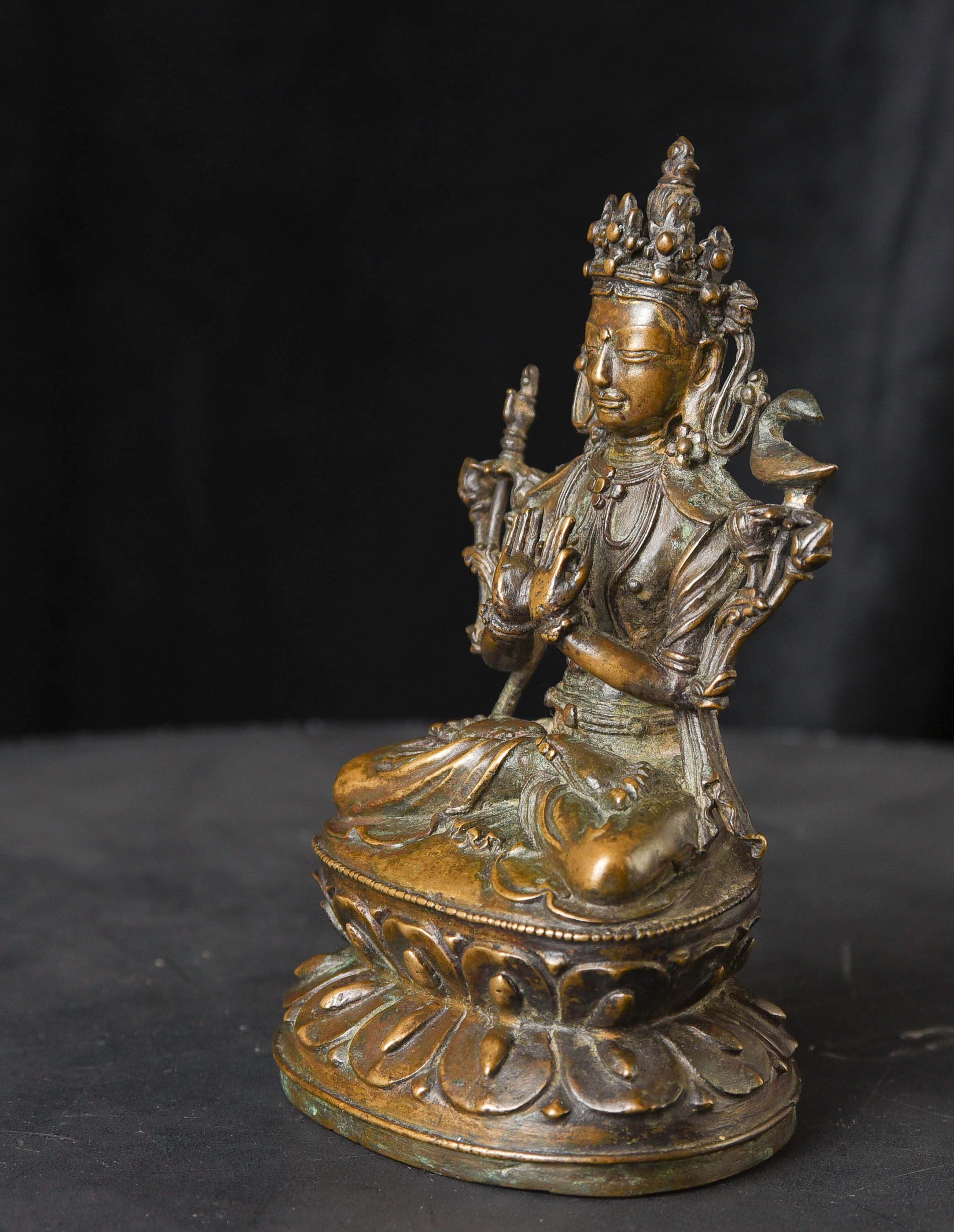 Tibetischer Buddha/Bodhisattva aus Bronze des 13./14. Jahrhunderts (Gegossen) im Angebot