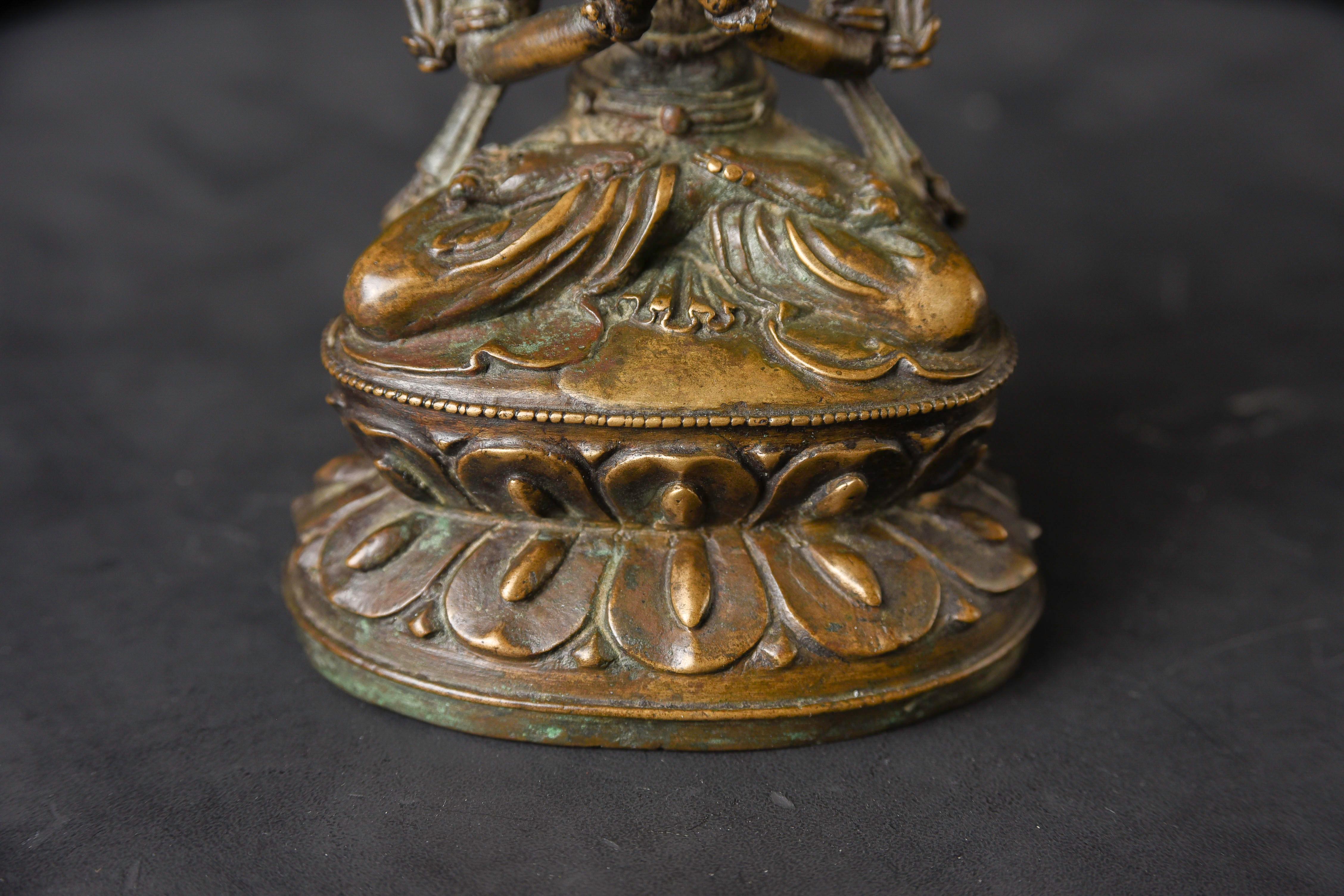 Tibetischer Buddha/Bodhisattva aus Bronze des 13./14. Jahrhunderts im Angebot 2