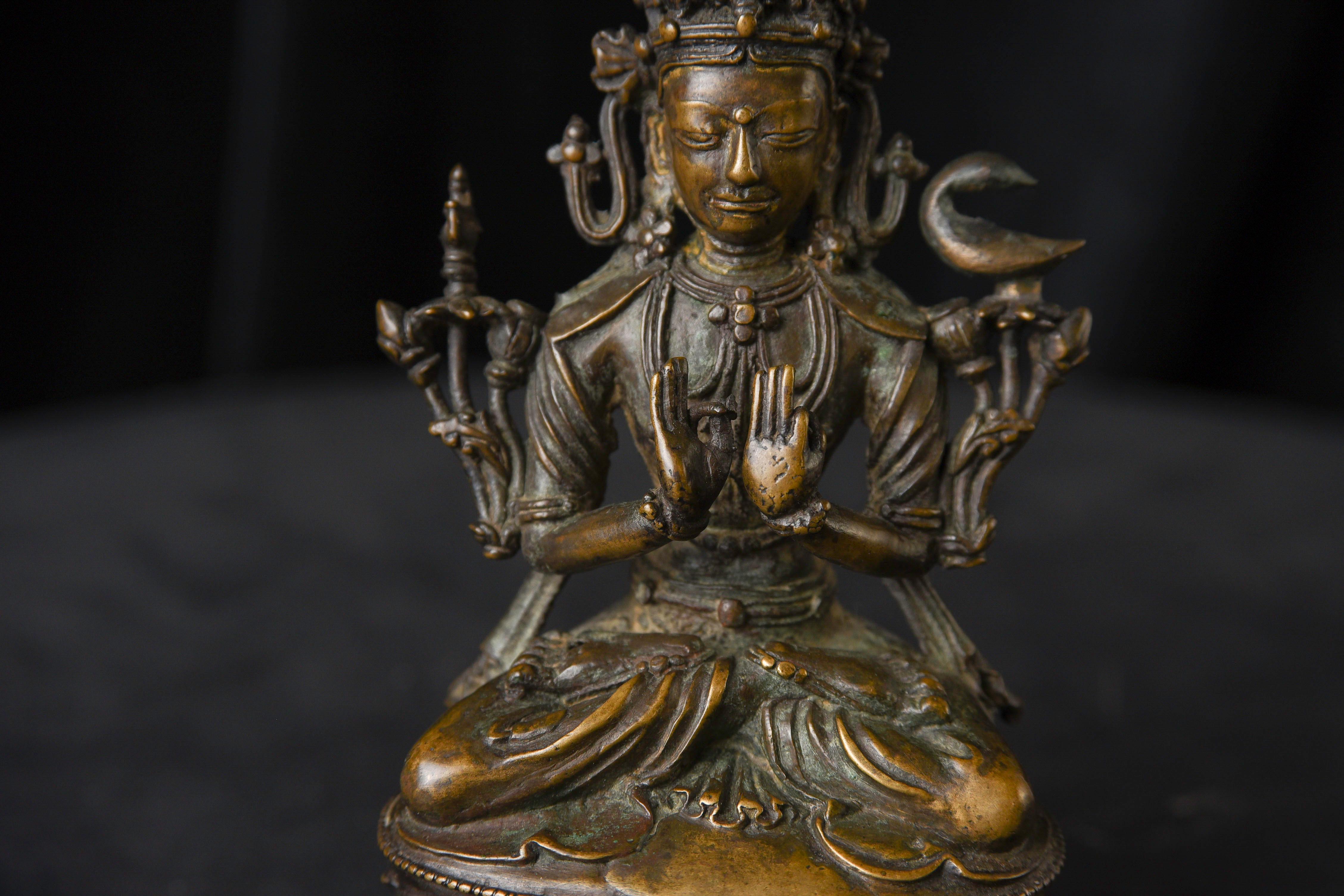 Tibetischer Buddha/Bodhisattva aus Bronze des 13./14. Jahrhunderts im Angebot 3