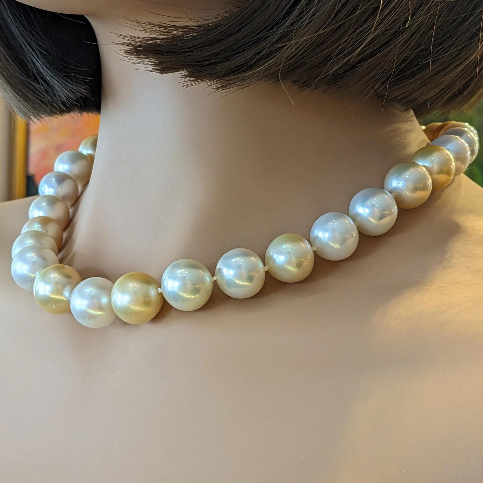 Collar de Perlas del Mar del Sur de 13-15mm con Diamante y Cierre de Oro Blanco de 18k 

El collar de perlas del mar del Sur incluye perlas del mar del Sur de 13,3 mm a 15,6 mm en una variedad de tonos suaves, desde el blanco plateado al dorado