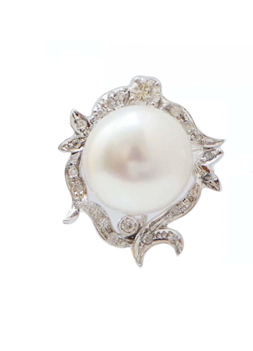 Elegante Ohrringe aus 14-karätigem Weißgold mit einer zentralen Perle, die von einem Rahmen aus Diamanten umgeben ist.
Diese Ohrringe wurden von italienischen Goldschmiedemeistern vollständig von Hand gefertigt und befinden sich in perfektem
