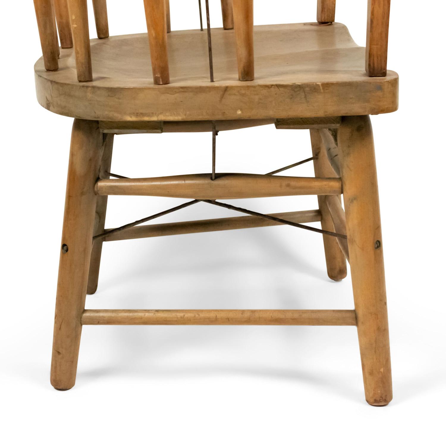 13 Fauteuils en chêne de style capitaine américain en vente 8