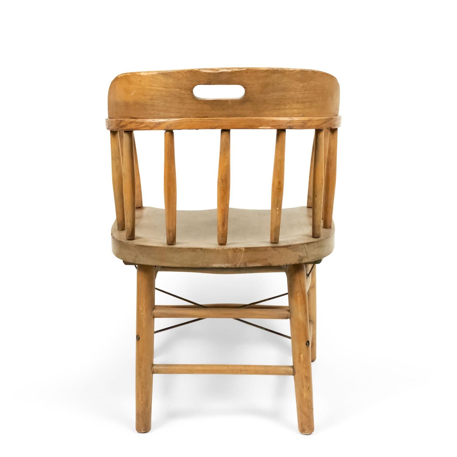 13 Fauteuils en chêne de style capitaine américain Bon état - En vente à Queens, NY