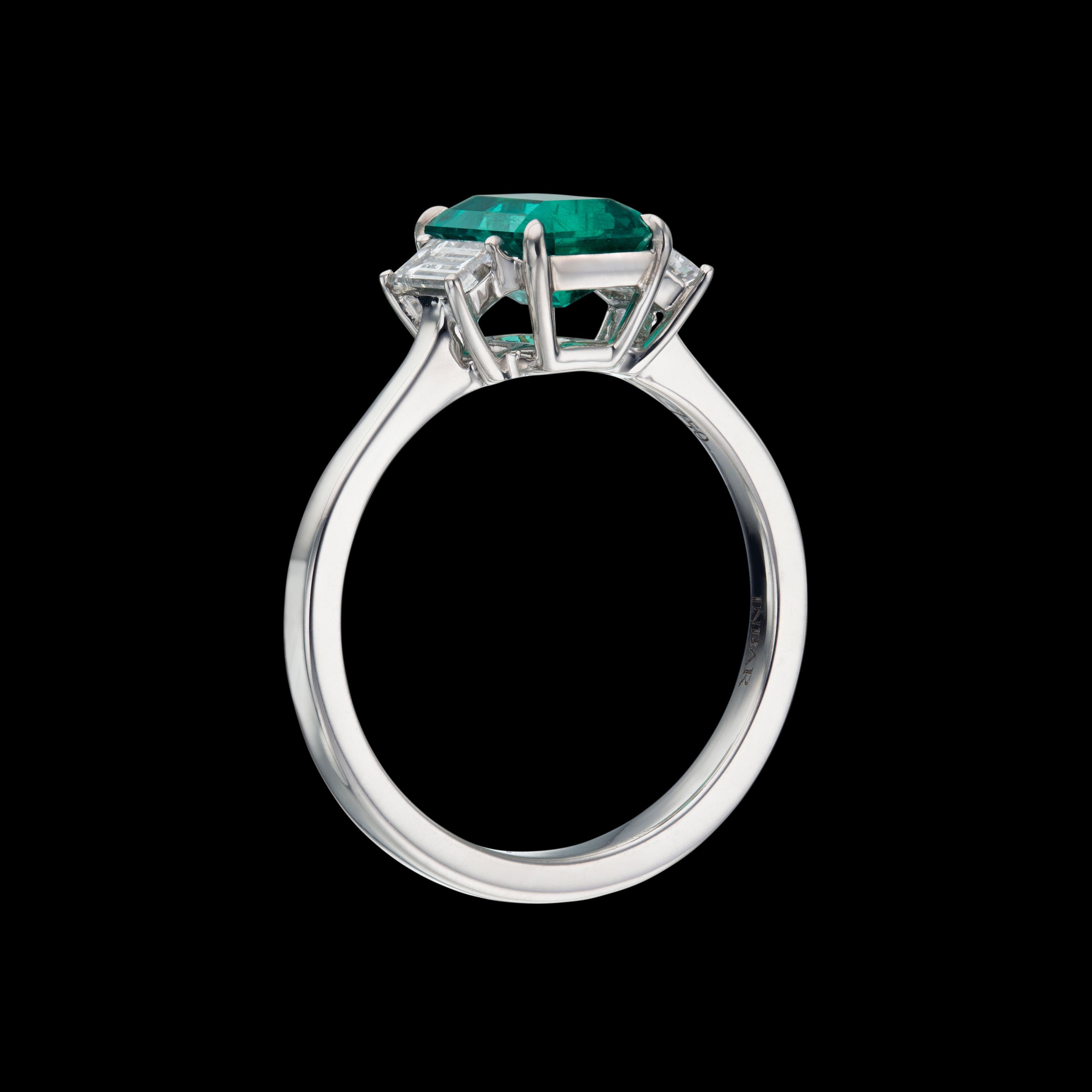 Very high quality Afghan center emerald and 2 emerald cut diamond ring