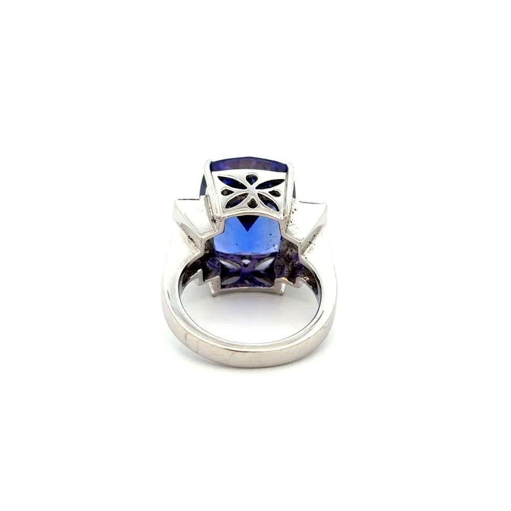 13 Carat Cushion Tanzanite and Princess Diamond Gold Statement Oscar Worthy Ring In Excellent Condition For Sale In Montreal, QC