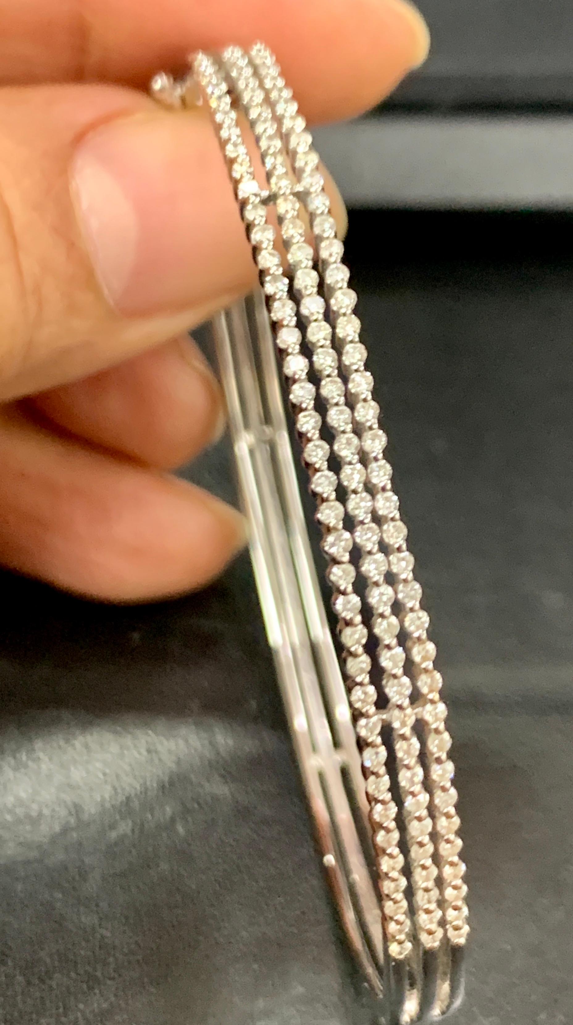 Bracelet jonc / bracelet à trois rangées de diamants 1,3 carat en or blanc 18 carats, 15 grammes en vente 1