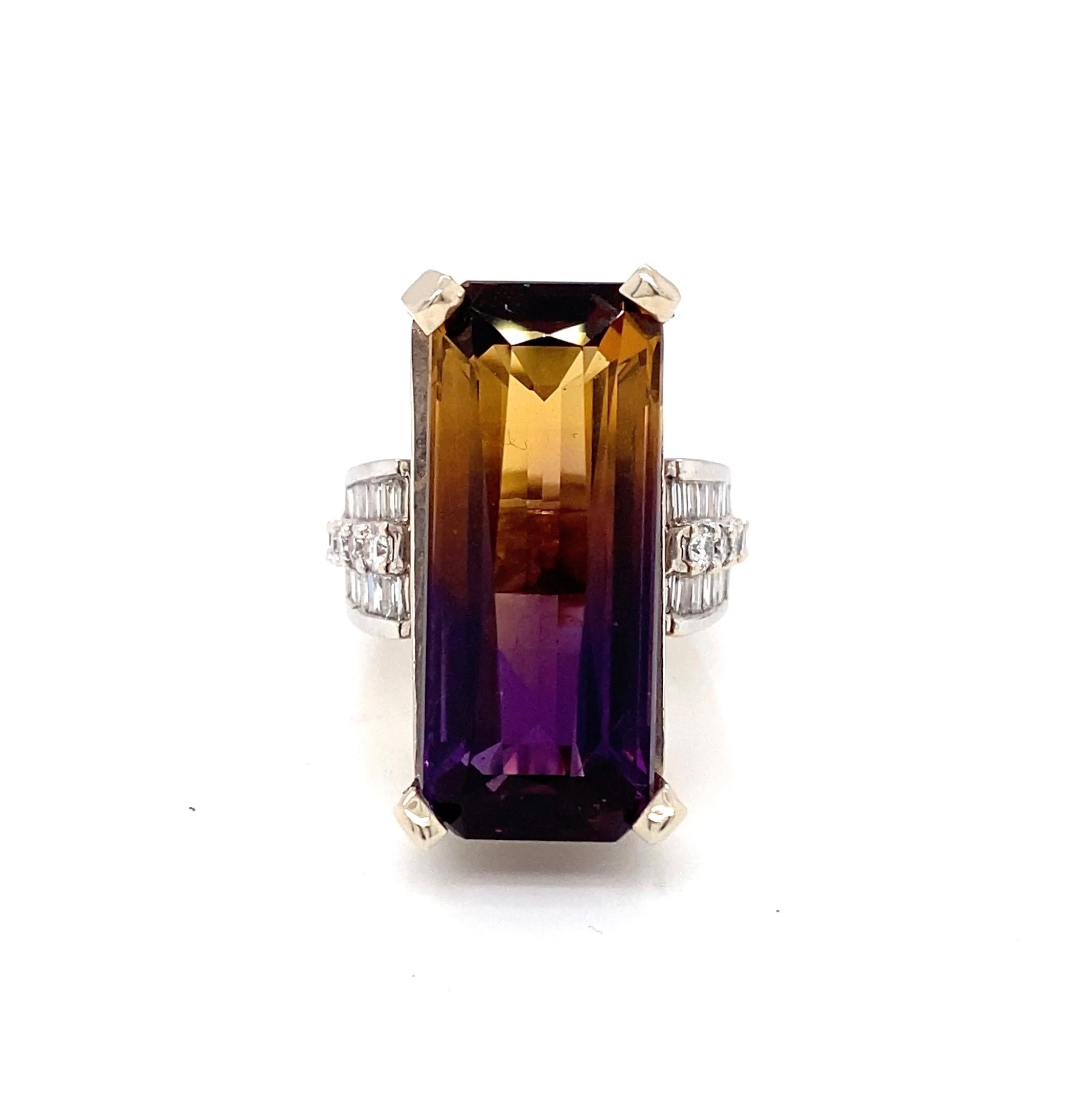 Un anello contemporaneo in oro bianco 14 carati con al centro un'ametrina taglio smeraldo del peso di circa 13 carati. L'ametrina mostra una tonalità giallo-oro vivida e luminosa e il ricco viola dell'ametista, esaltato dalle pulite sfaccettature a