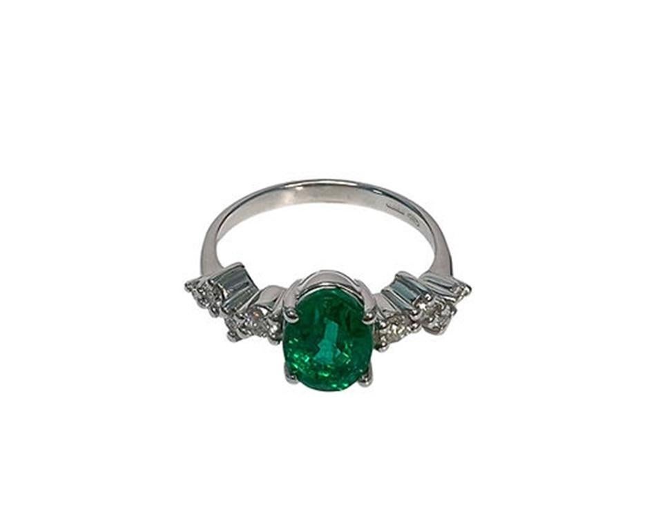 Oval Cut 1.3 Carat Emerald Oval Cluster Ring For Sale