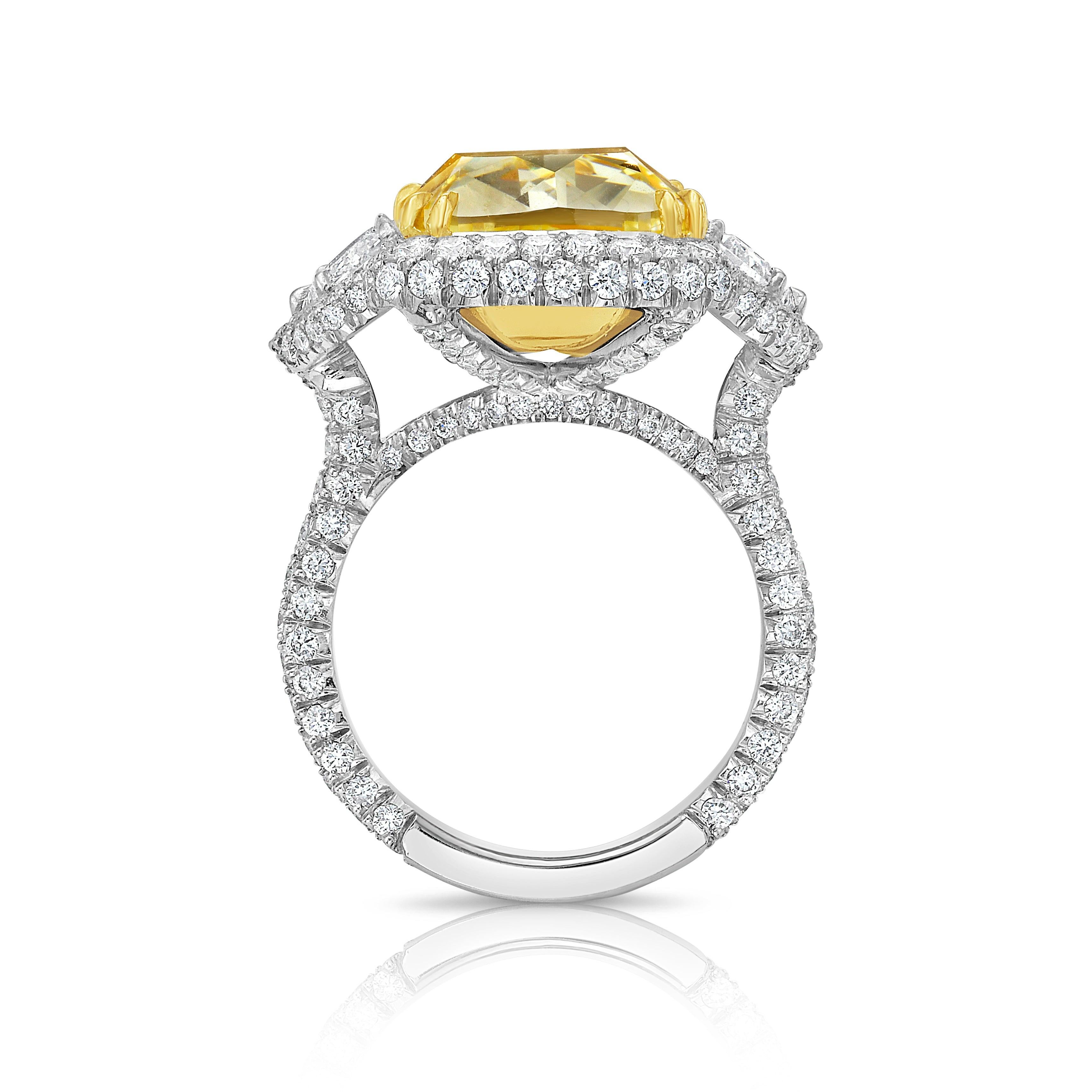 Découvrez l'élégance intemporelle de cette bague en diamant jaune intense fantaisie de 16,62 carats, conçue pour ceux qui apprécient une qualité et un savoir-faire exceptionnels. En son cœur se trouve un magnifique diamant de 13,30 carats de taille