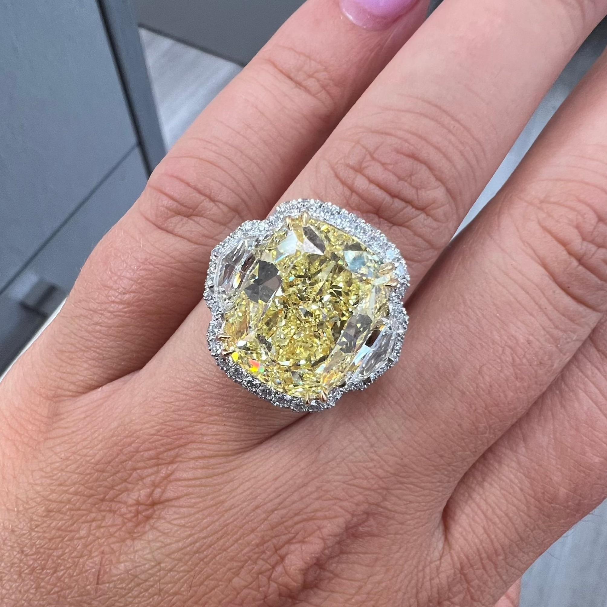 Taille coussin Diamant coussin allongé jaune intense fantaisie de 13 carats  Bague en vente
