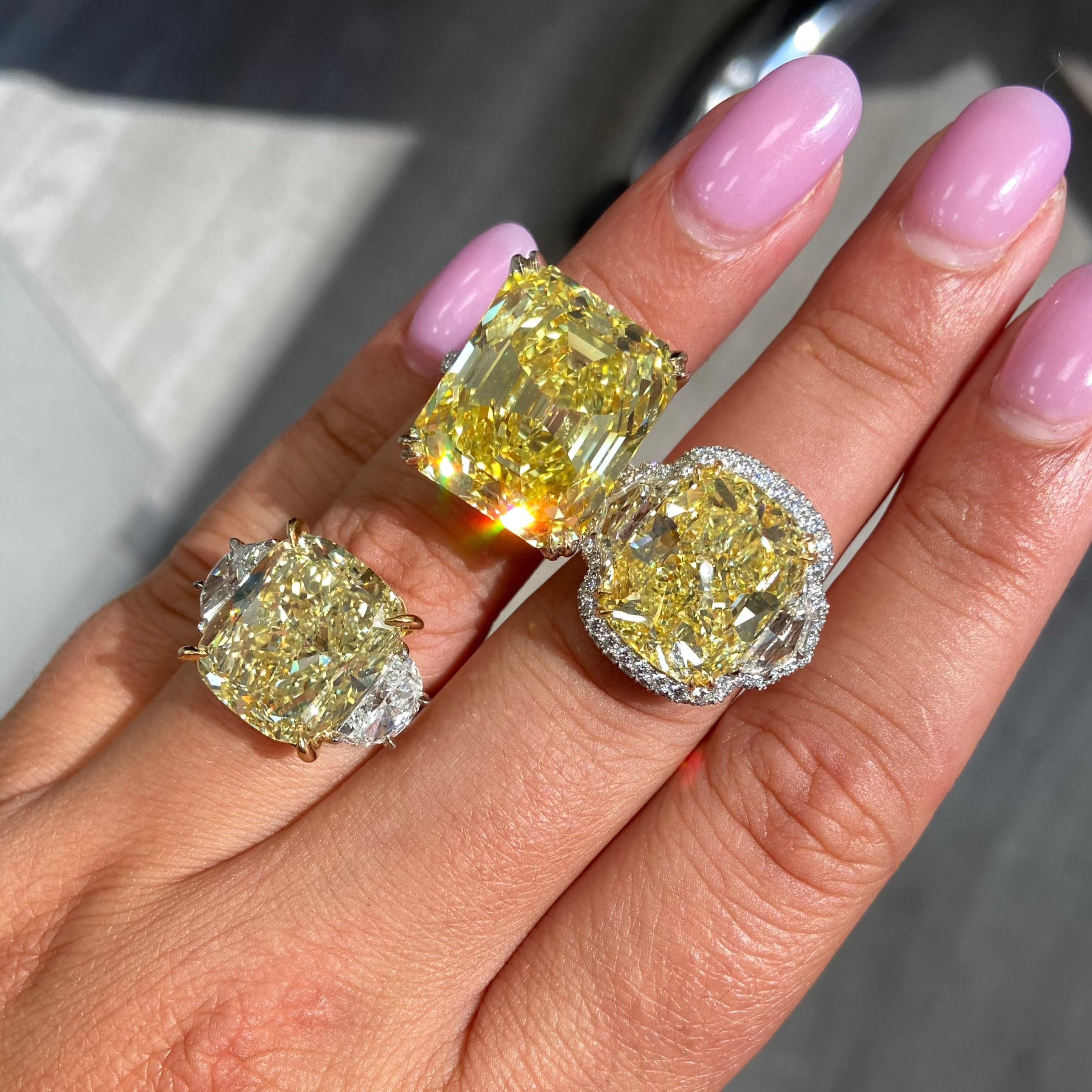 Diamant coussin allongé jaune intense fantaisie de 13 carats  Bague Neuf - En vente à New York, NY