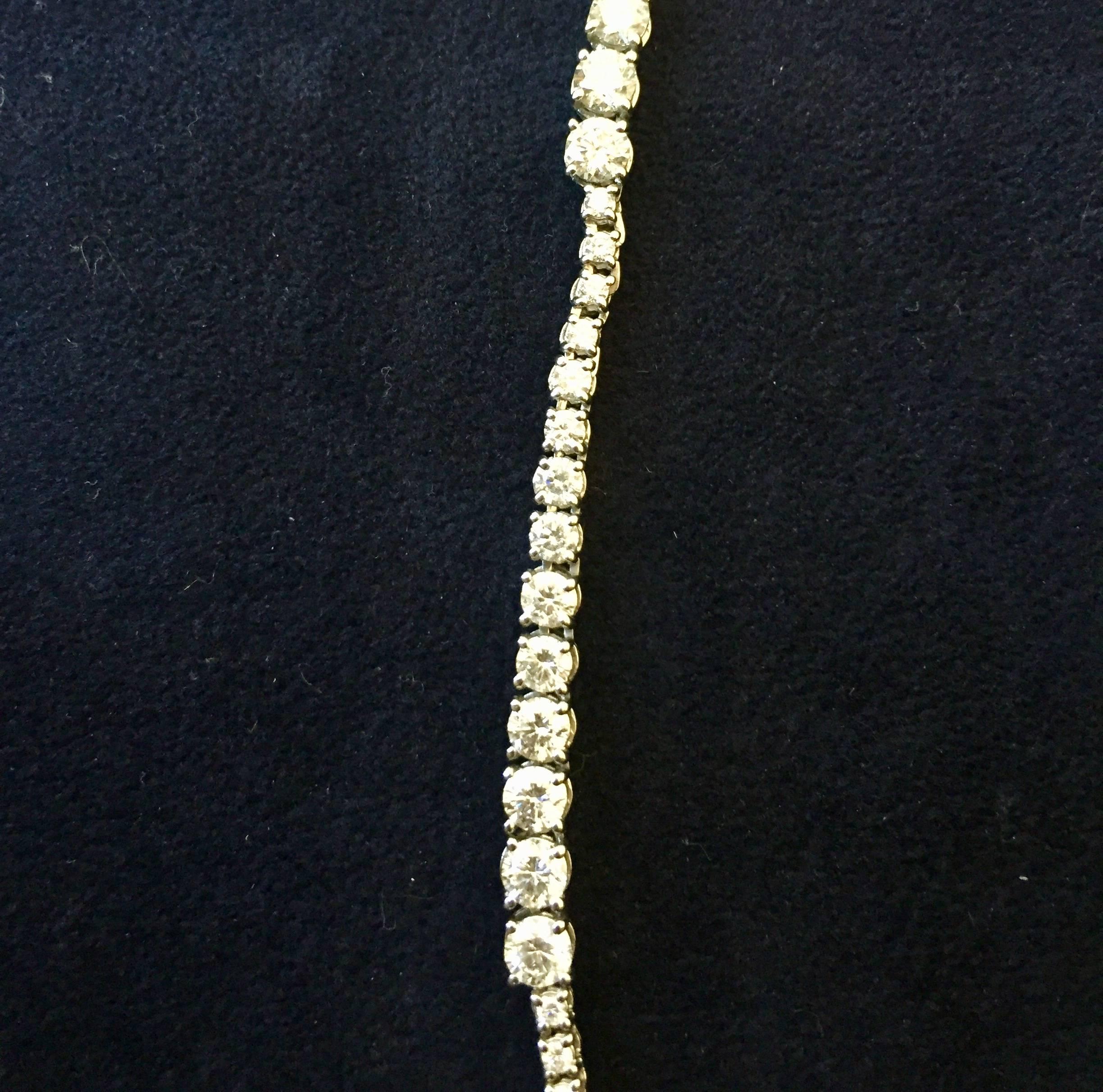 13 Karat abgestufte Diamant-Halskette  (Moderne) im Angebot