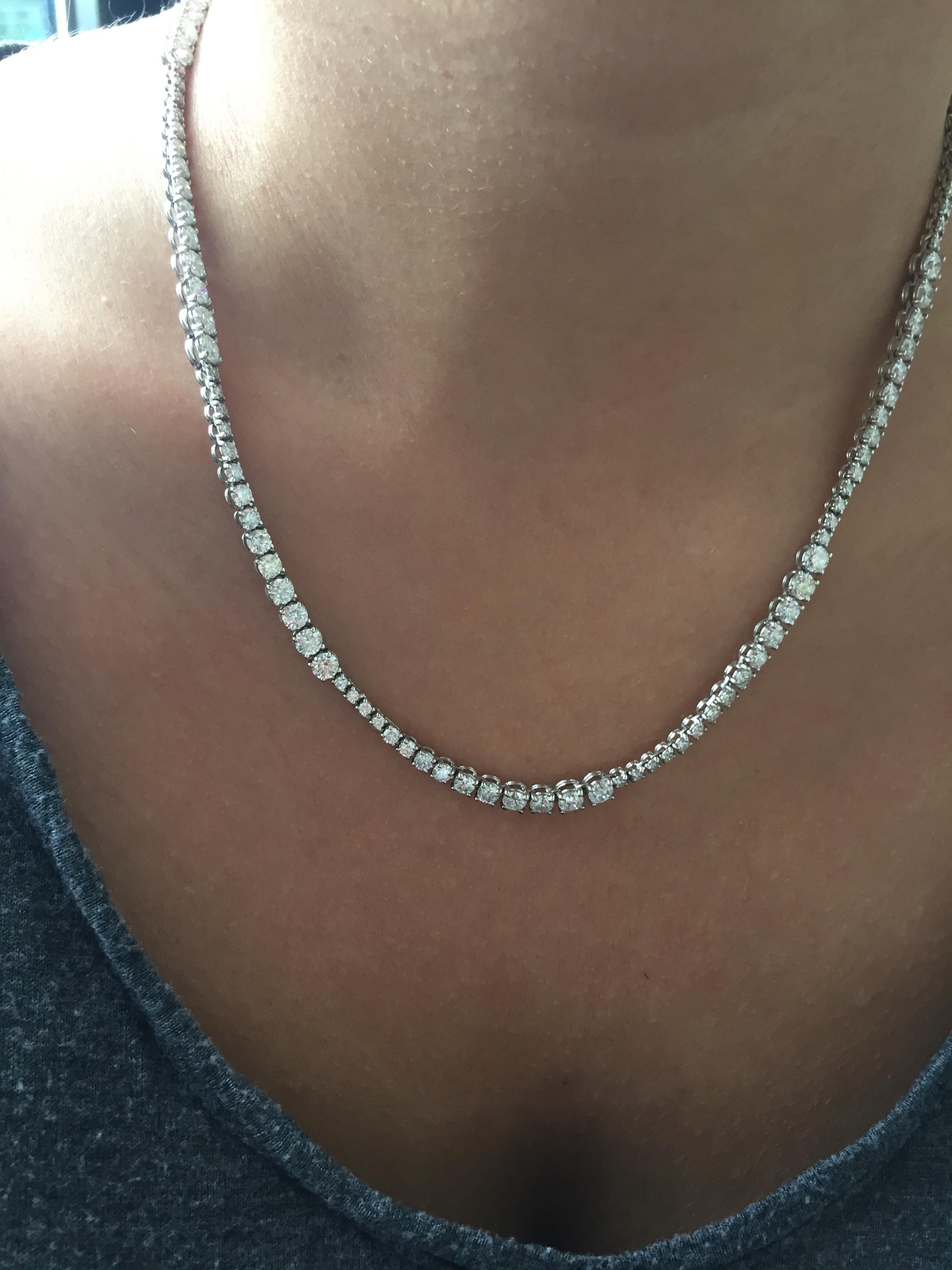 13 Karat abgestufte Diamant-Halskette  Damen im Angebot
