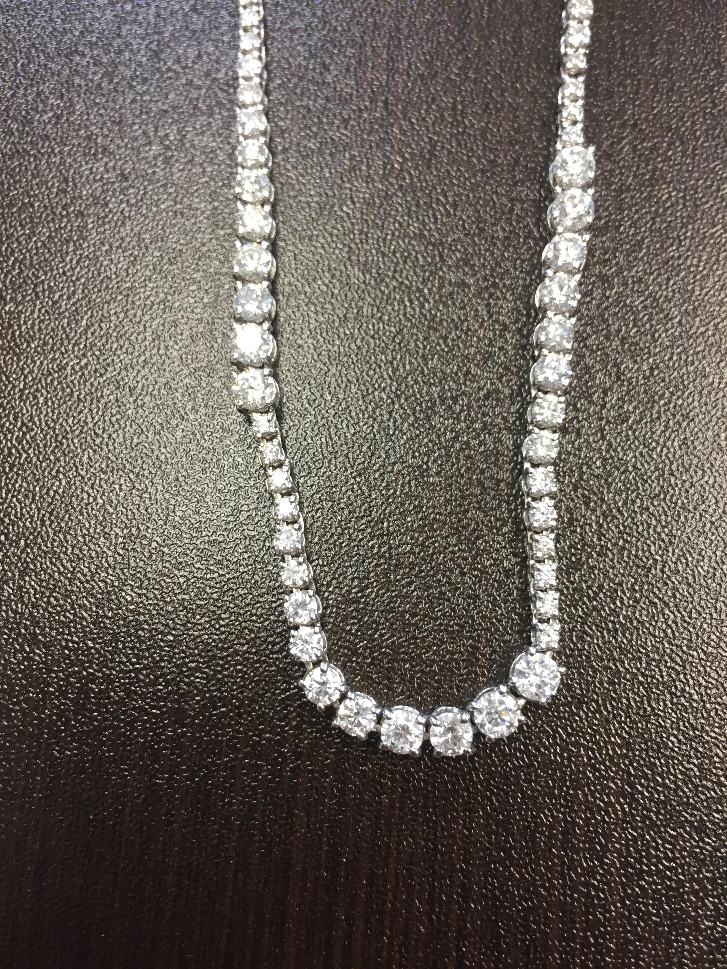 13 Karat abgestufte Diamant-Halskette  im Angebot 1