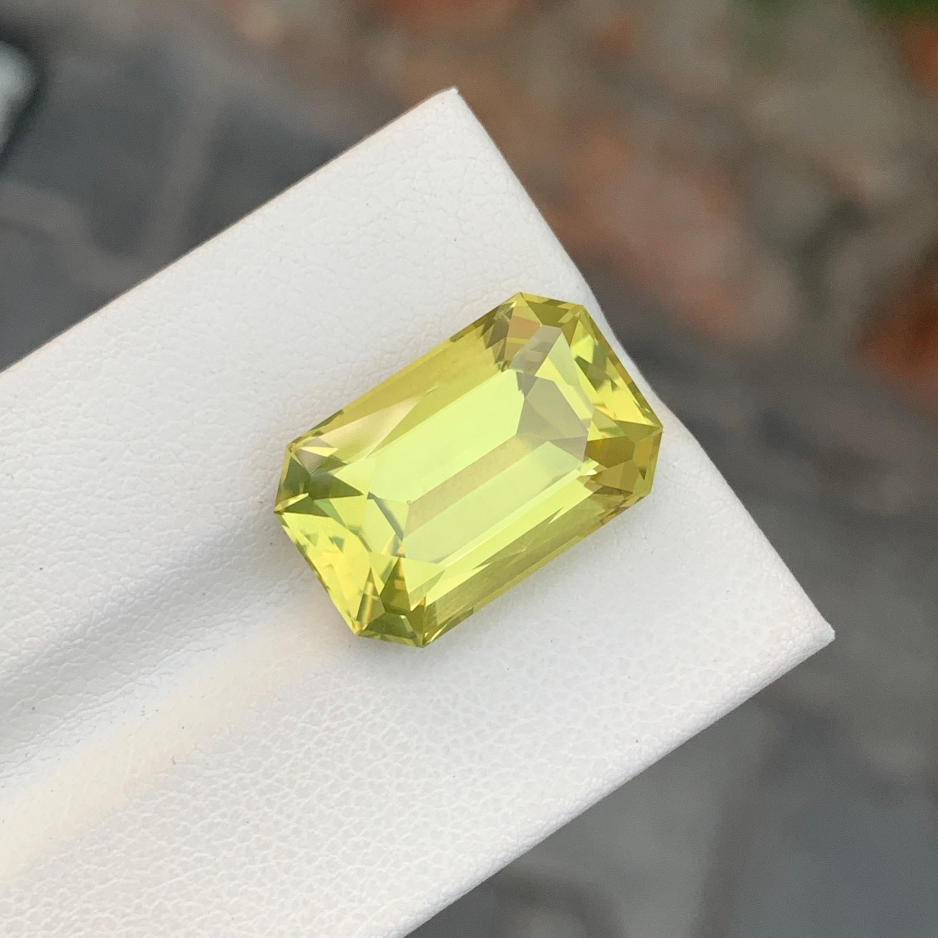 Loser Zitronenquarz

Gewicht: 13 Karat
Abmessung: 17.8 x 11.6 x 8.9 Mm
Herkunft: Brasilien
Die Form: Smaragd 
Zertifikat: Auf Anfrage
Farbe: Gelb

Der Zitronenquarz-Citrin, ein schillernder Edelstein, kombiniert die lebhaften Farben des
