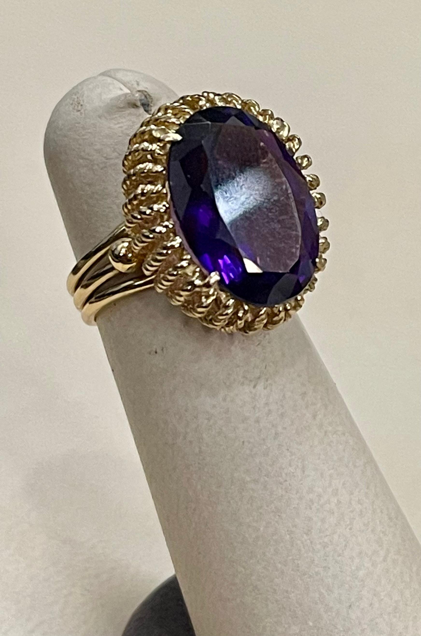 13 Carat Natural Oval Amethyst Cocktail Ring in 18 Karat Yellow Gold, Estate For Sale 2