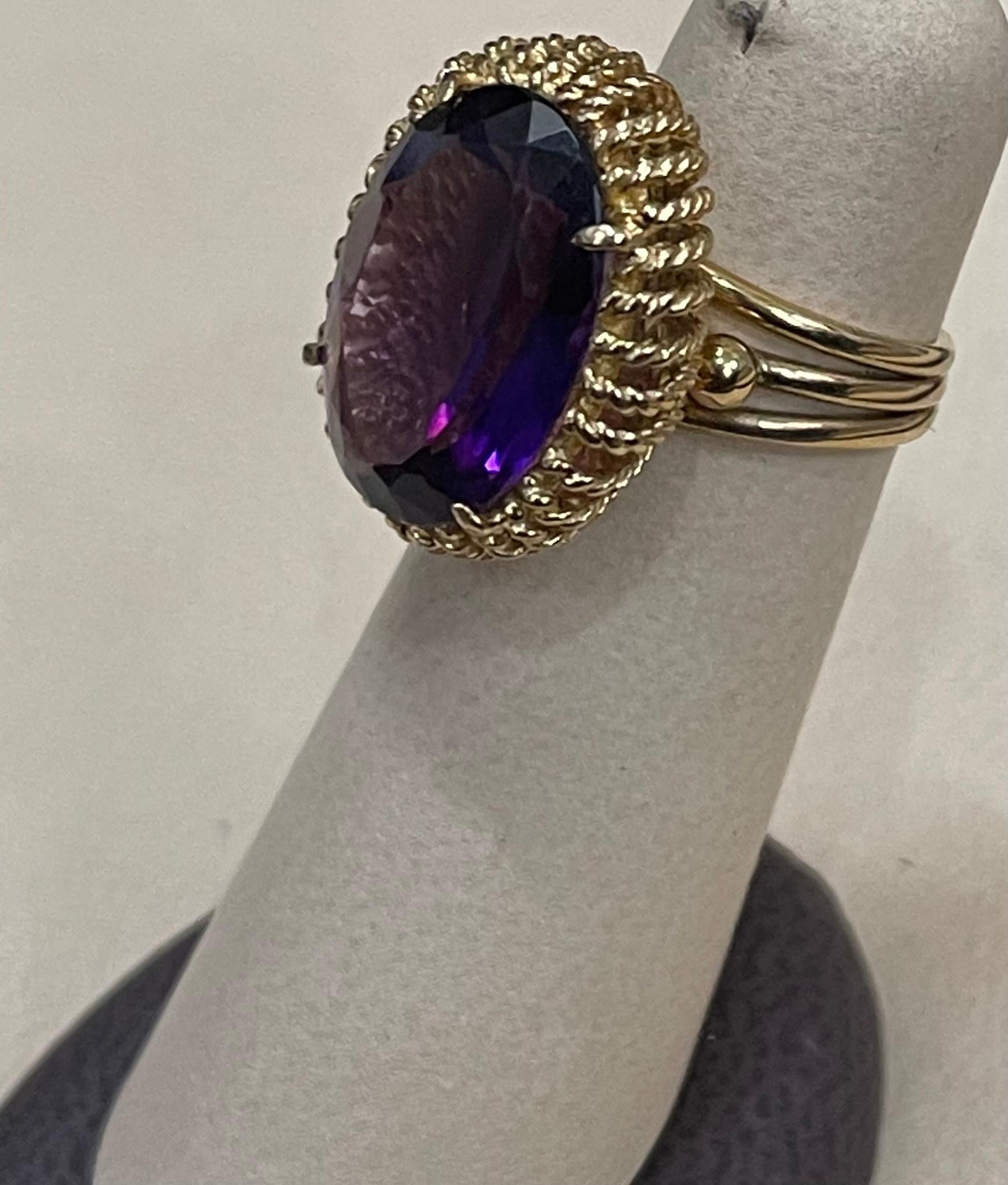 13 Carat Natural Oval Amethyst Cocktail Ring in 18 Karat Yellow Gold, Estate For Sale 4