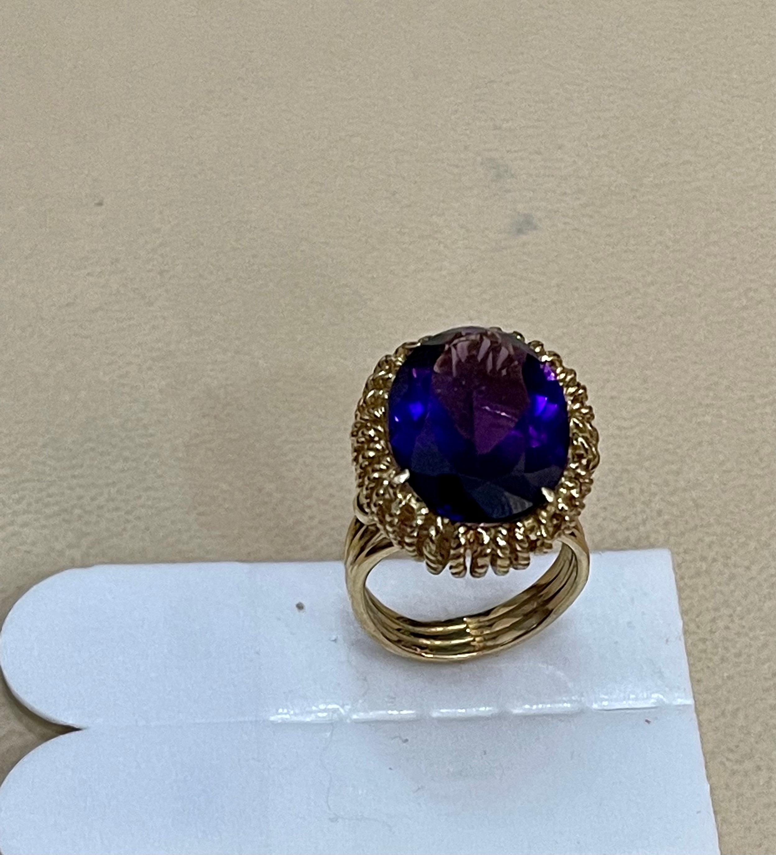 13 Carat Natural Oval Amethyst Cocktail Ring in 18 Karat Yellow Gold, Estate In Excellent Condition For Sale In New York, NY
