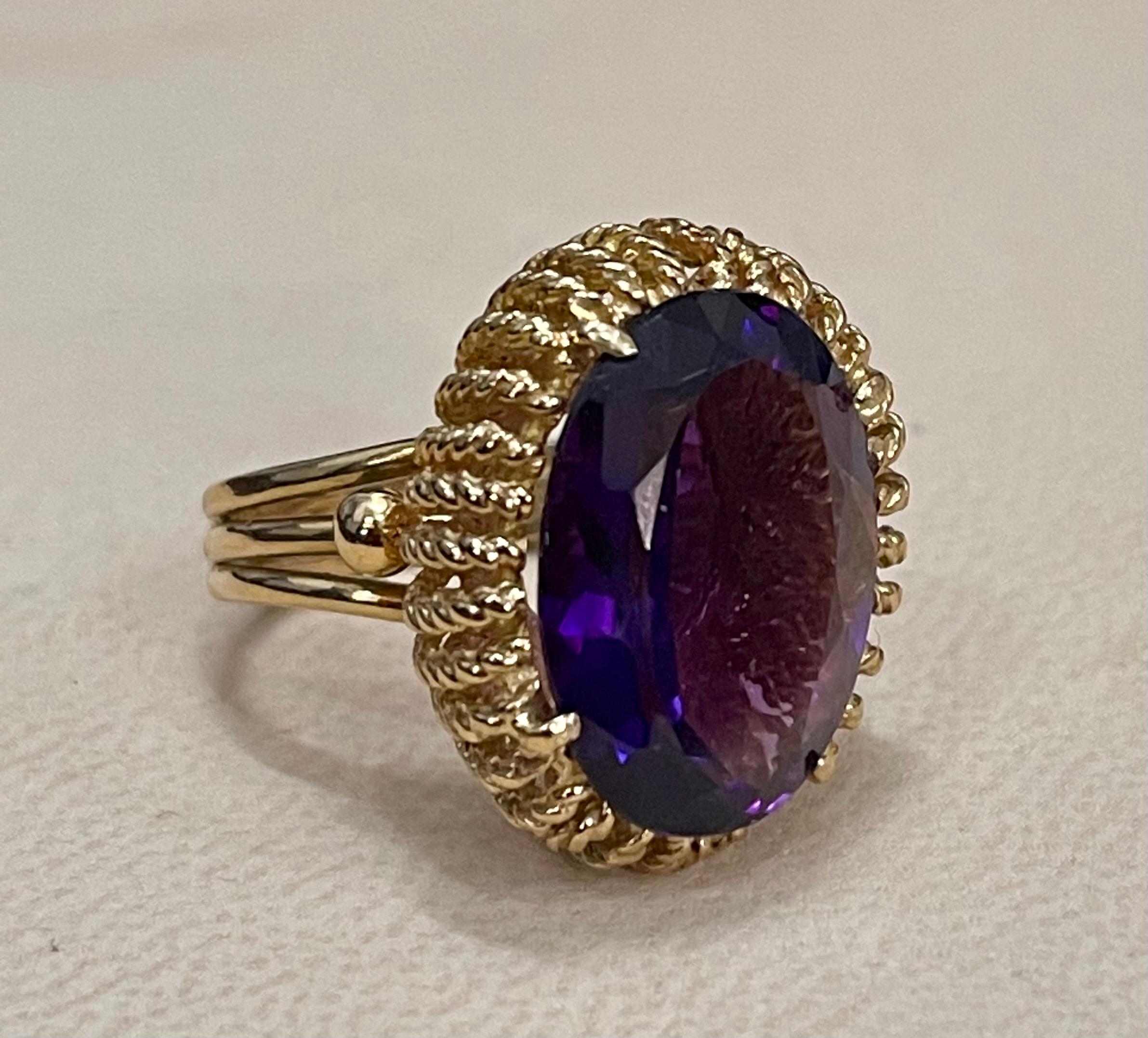 Women's 13 Carat Natural Oval Amethyst Cocktail Ring in 18 Karat Yellow Gold, Estate For Sale