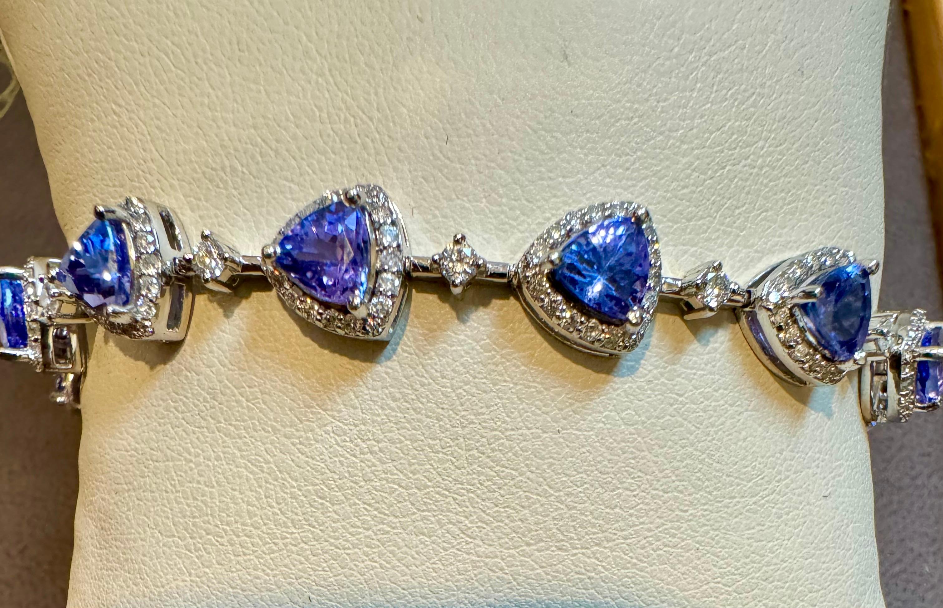 13 Carat Natural Tanzanite & 2.5 Ct Diamond Tennis Bracelet 14 Karat White Gold In Excellent Condition For Sale In New York, NY