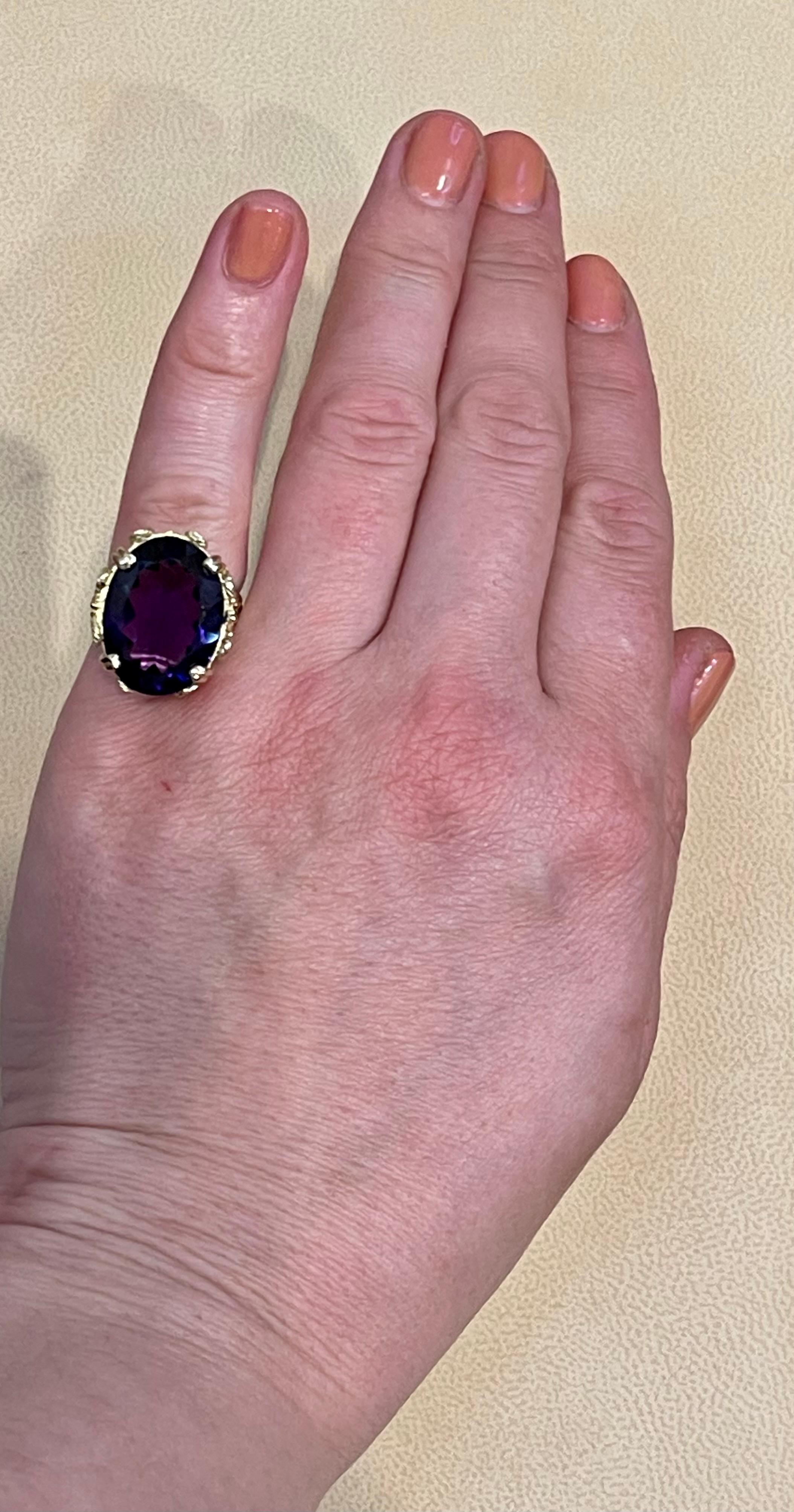 13 Carat Oval Bolivian Amethyst Cocktail Ring in 14 Karat Yellow Gold For Sale 3