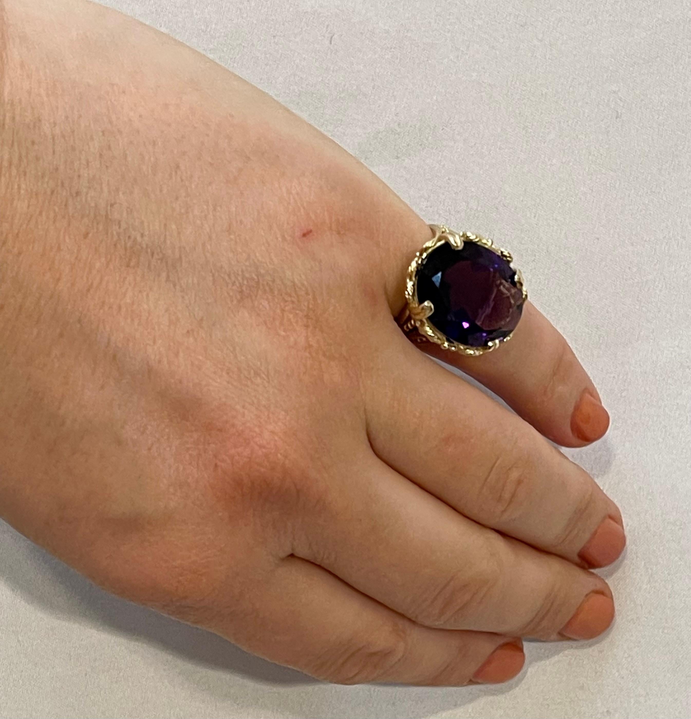 13 Carat Oval Bolivian Amethyst Cocktail Ring in 14 Karat Yellow Gold For Sale 6