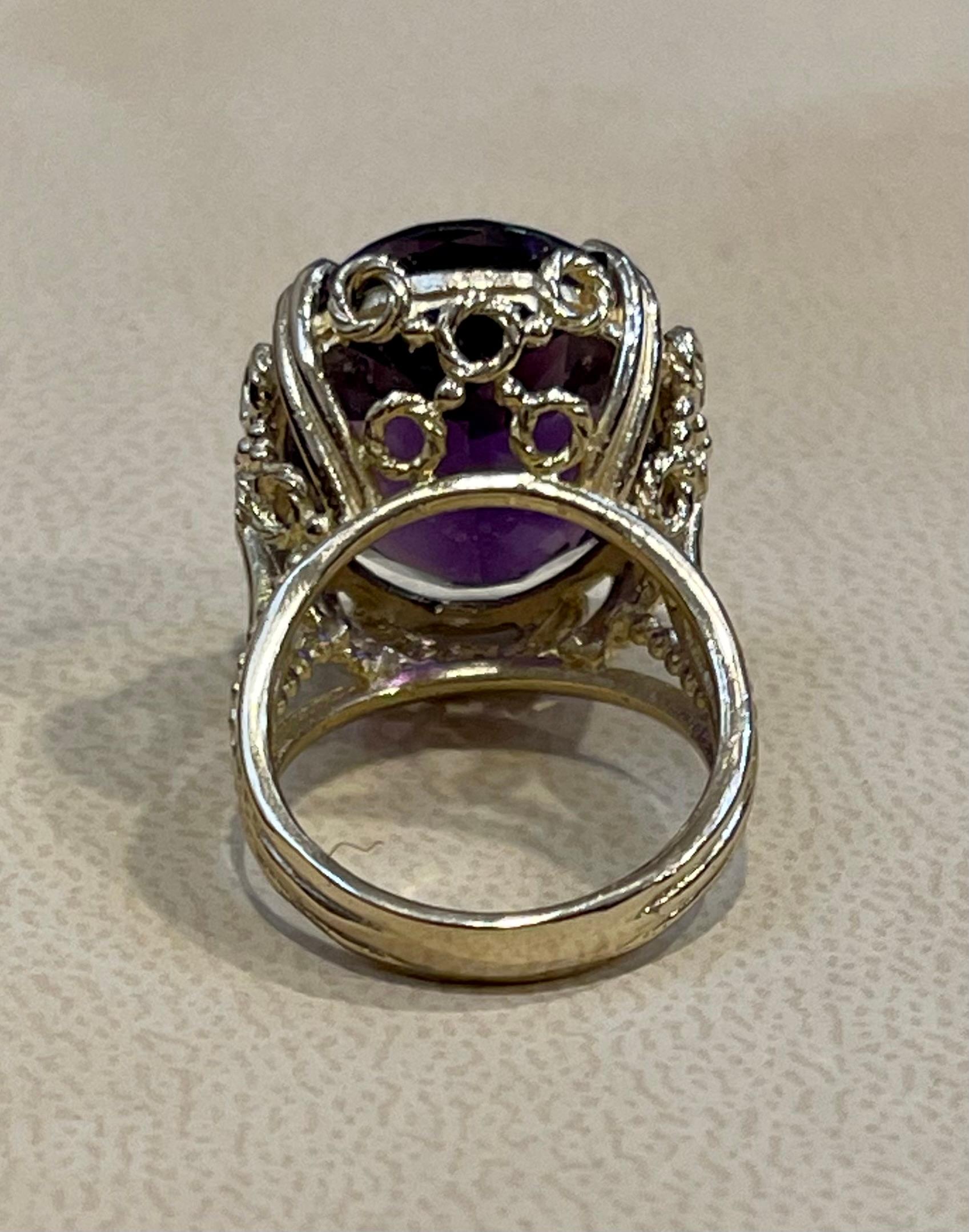 13 Carat Oval Bolivian Amethyst Cocktail Ring in 14 Karat Yellow Gold In Excellent Condition For Sale In New York, NY
