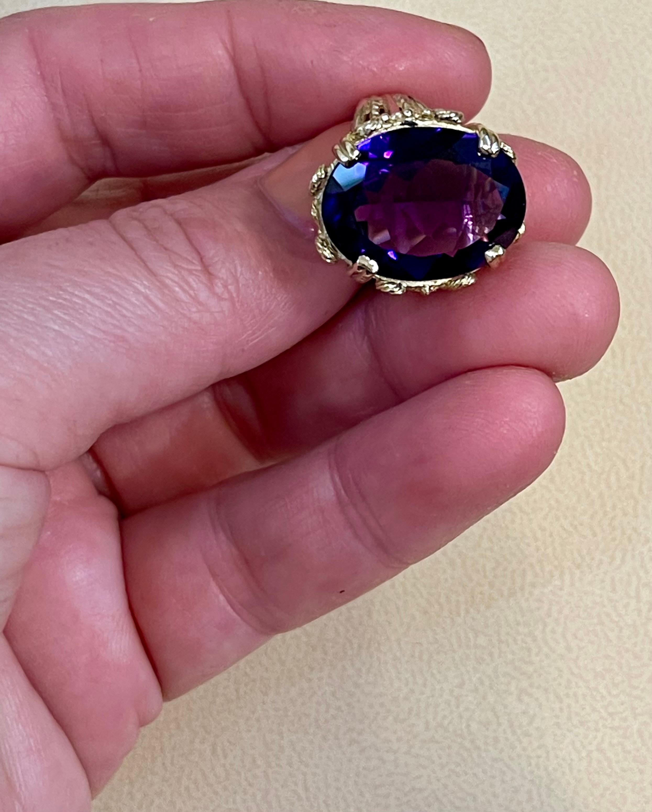 Women's 13 Carat Oval Bolivian Amethyst Cocktail Ring in 14 Karat Yellow Gold For Sale