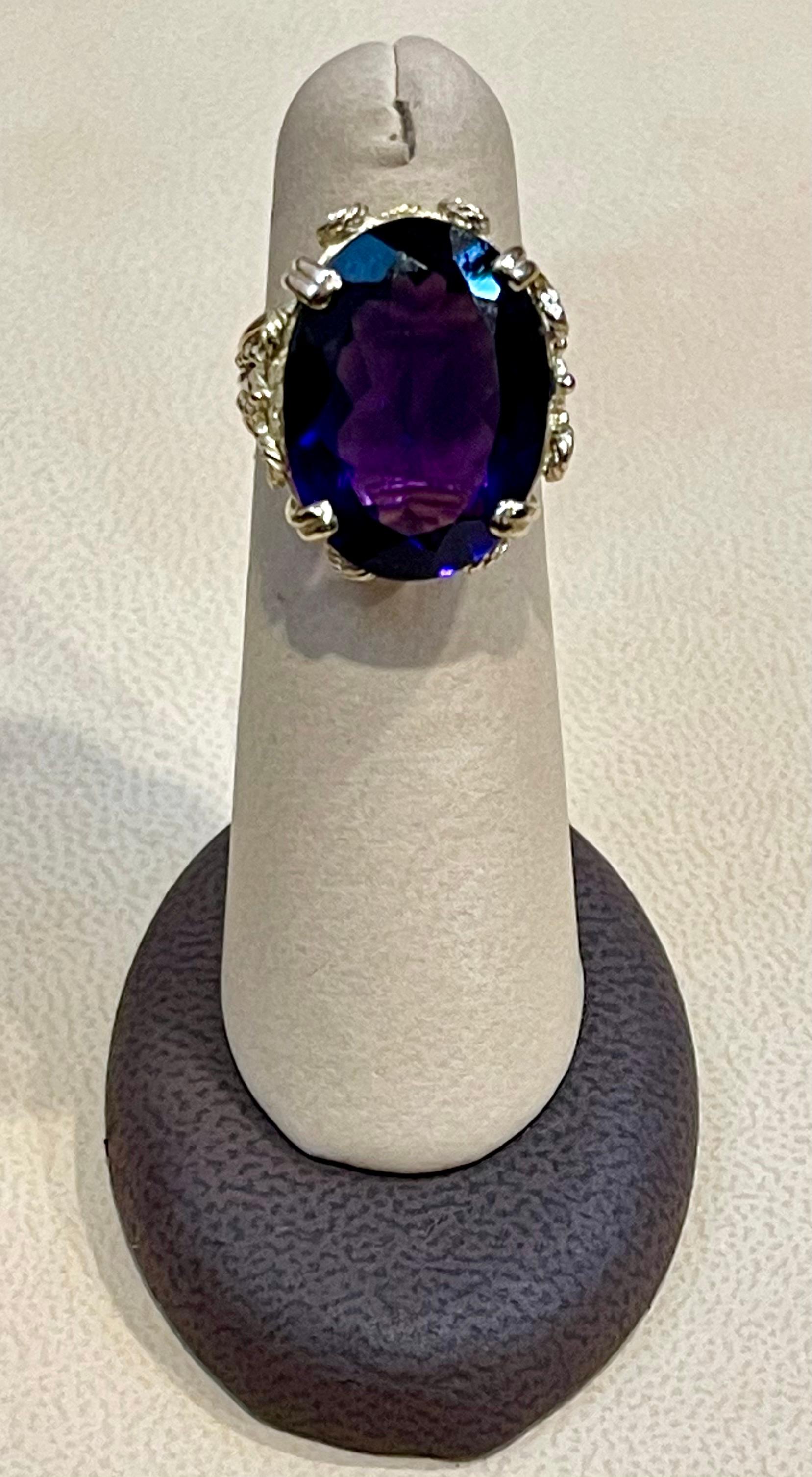 13 Carat Oval Bolivian Amethyst Cocktail Ring in 14 Karat Yellow Gold For Sale 1