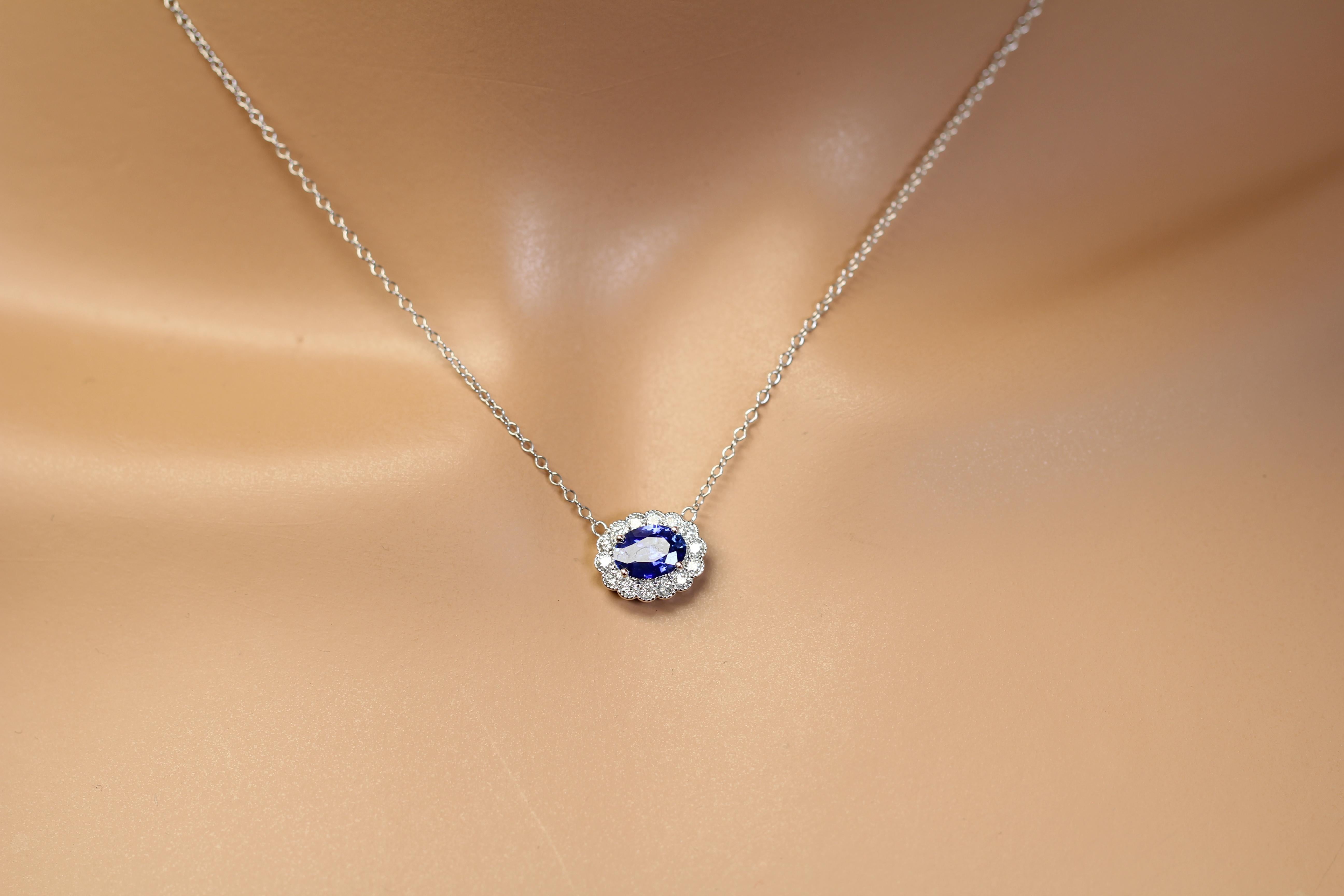Questo elegante ciondolo mette in mostra un ricco zaffiro ovale, famoso per il suo blu profondo e vellutato e per il suo fascino senza tempo. La pietra centrale è circondata da un'aureola scintillante di raffinati diamanti, ognuno dei quali è stato