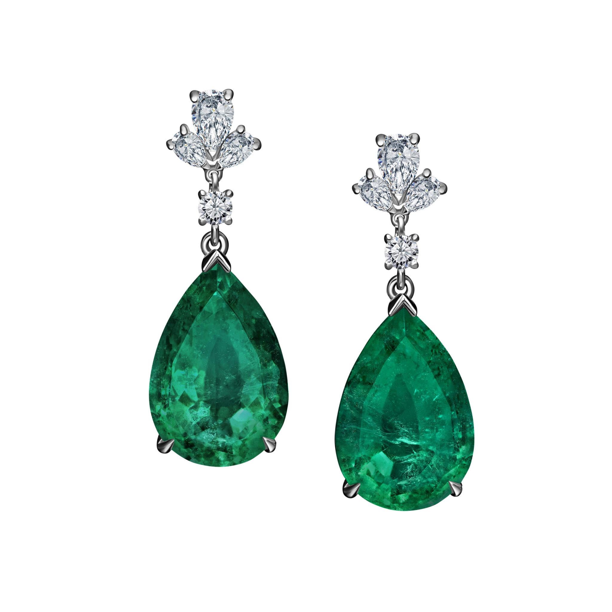 Ti presentiamo i nostri lussuosi orecchini, un faro di raffinatezza senza tempo. Presentano due splendide gocce di smeraldo a forma di pera da 12,42 carati e 0,66 carati di diamanti a taglio Princess. Realizzati in oro bianco 18 carati e con un peso
