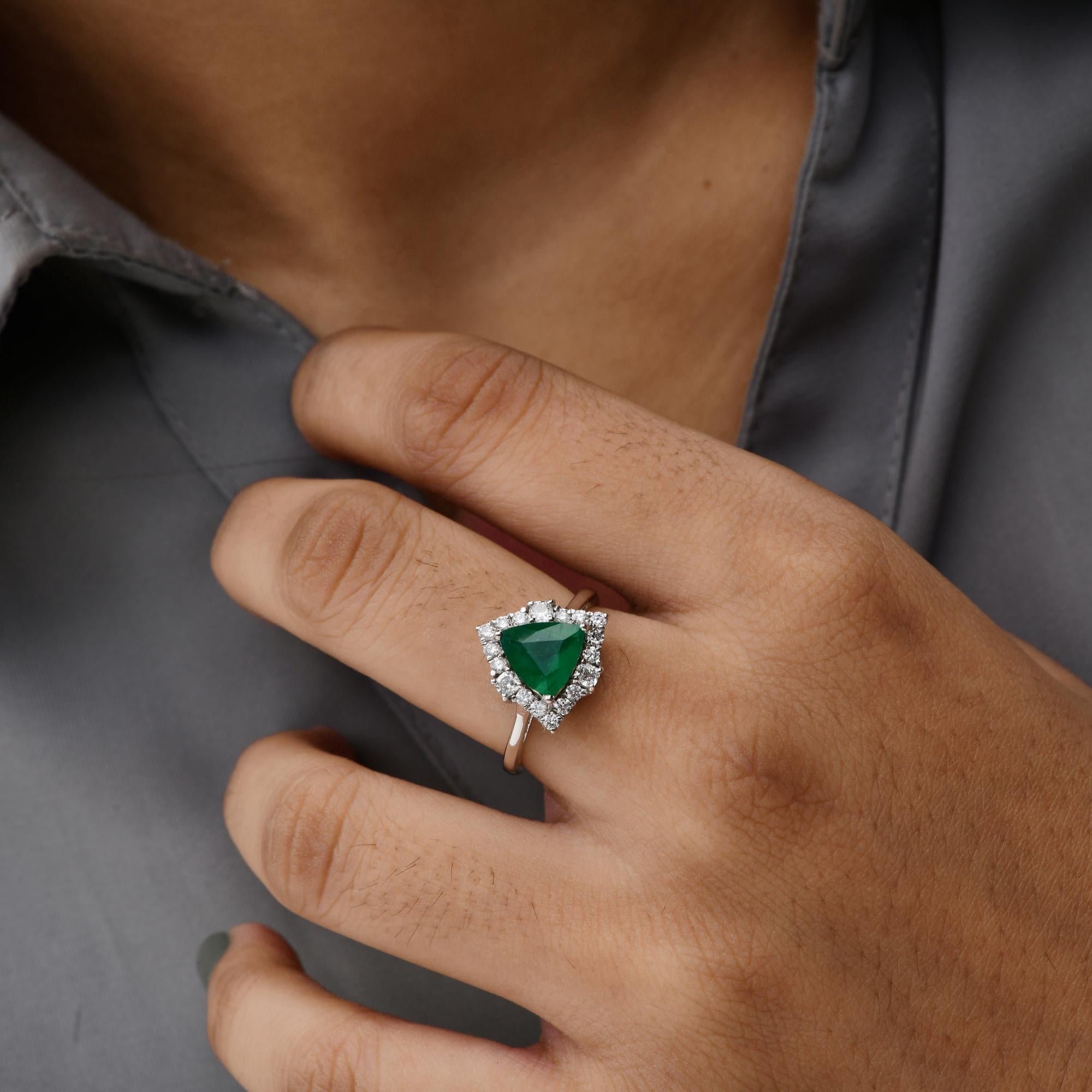Modern 1.3 Carat Trillion Zambian Emerald Ring 0.50 Ct SI/H Diamond 14 Karat White Gold For Sale