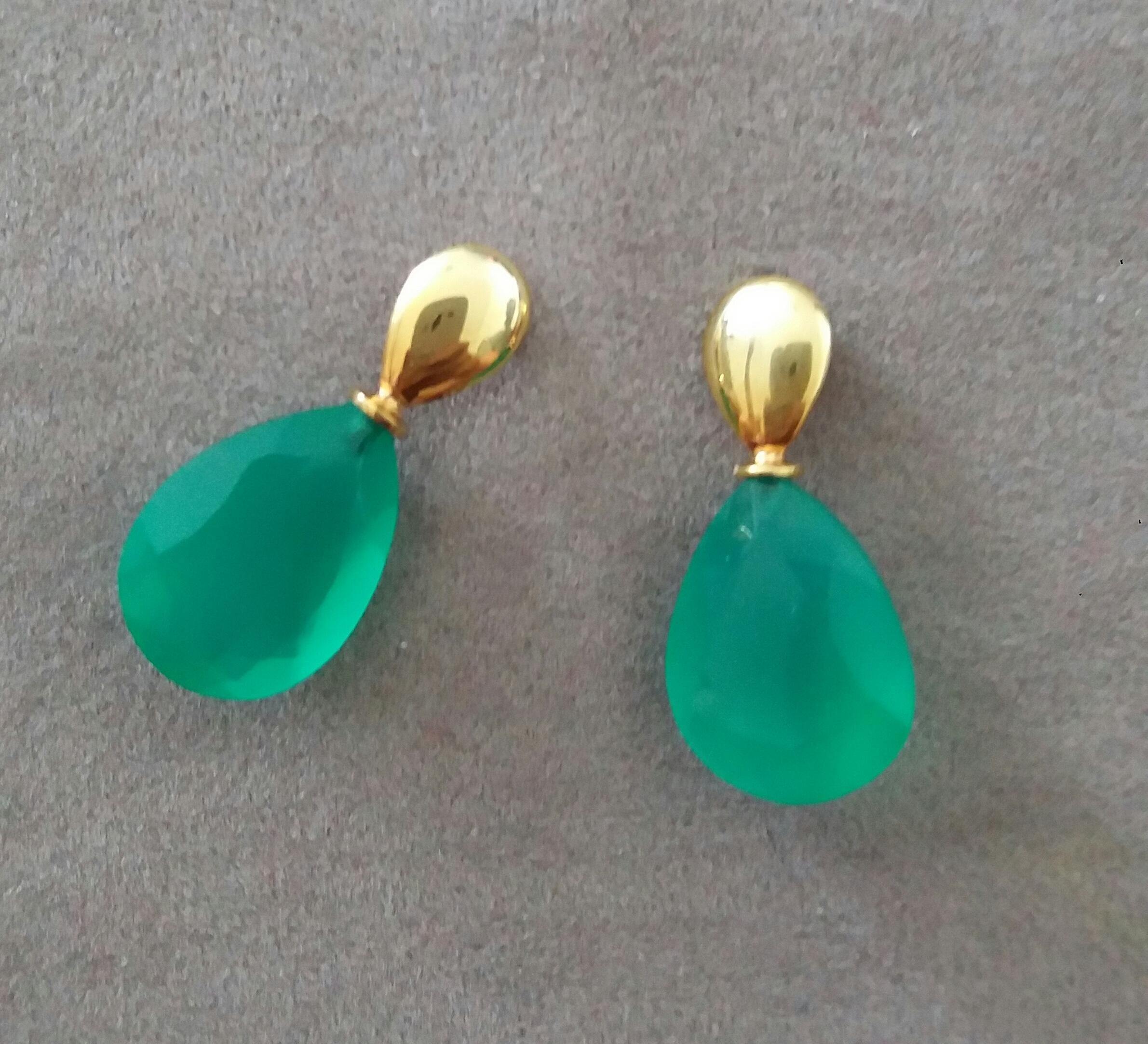 Contemporary 13 Carats Faceted Pear Shape Natural Green Onyx 14 Kt Gold Top Stud Earrings For Sale