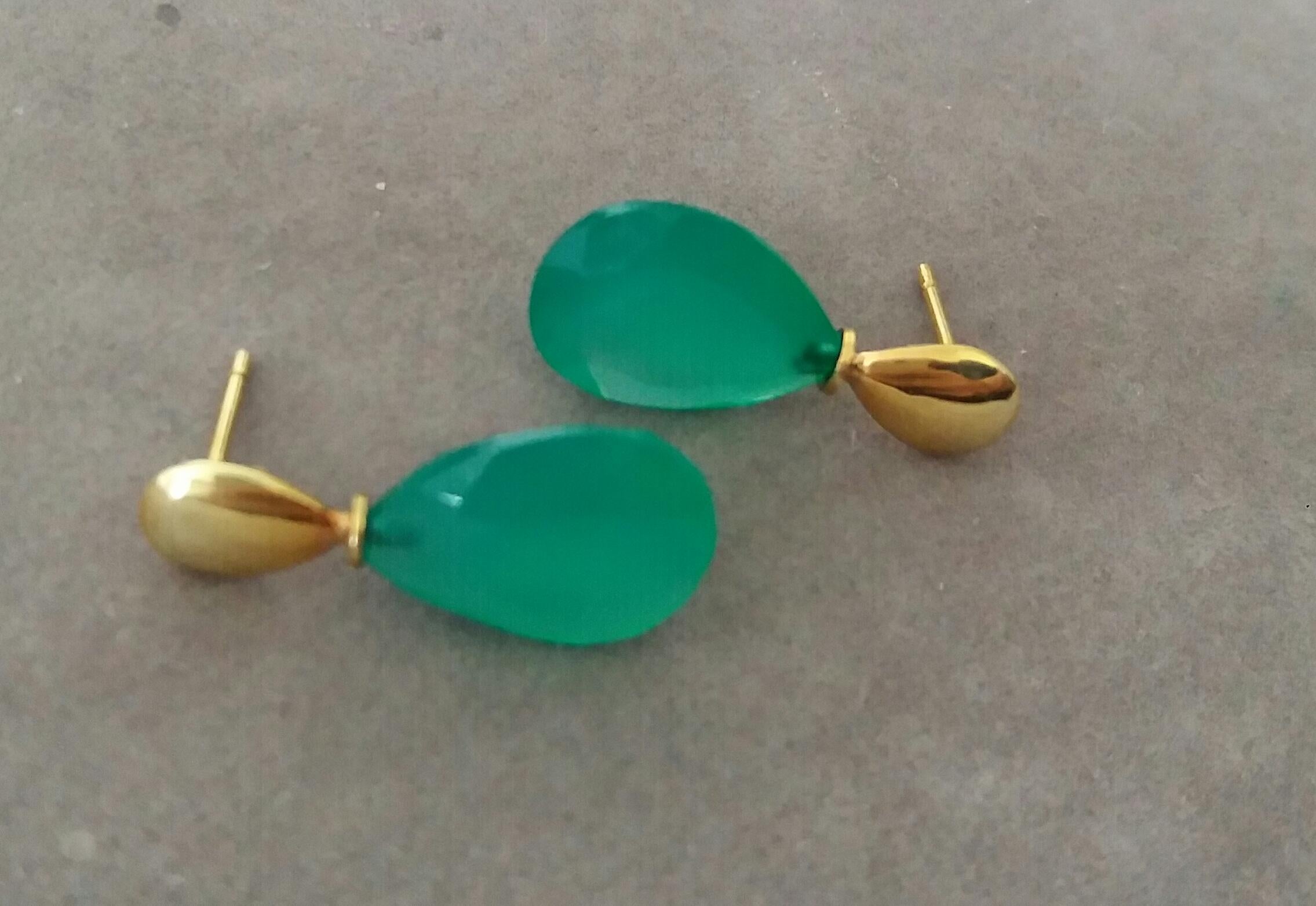 13 Carats Faceted Pear Shape Natural Green Onyx 14 Kt Gold Top Stud Earrings In Good Condition For Sale In Bangkok, TH