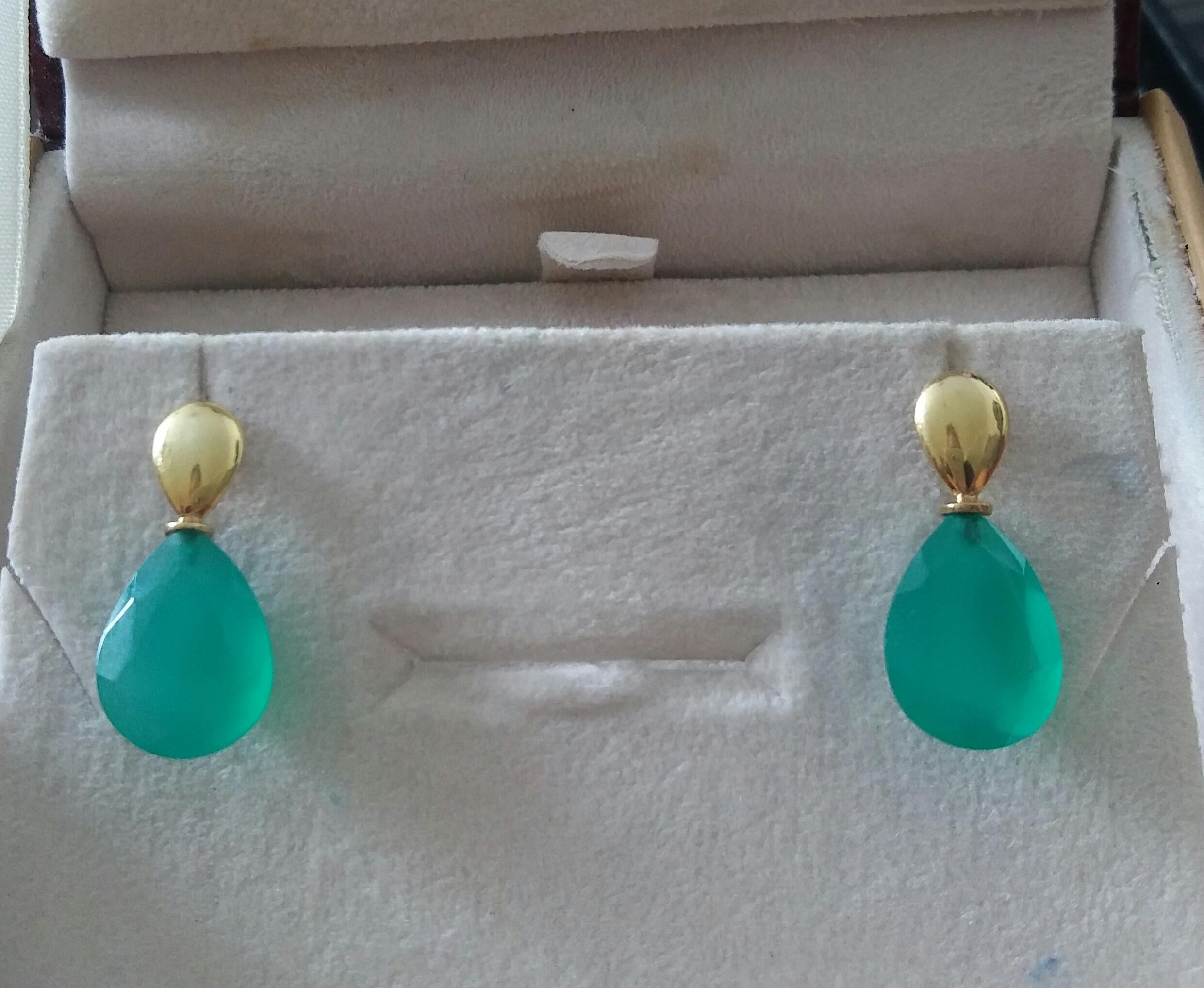 13 Carats Faceted Pear Shape Natural Green Onyx 14 Kt Gold Top Stud Earrings For Sale 1