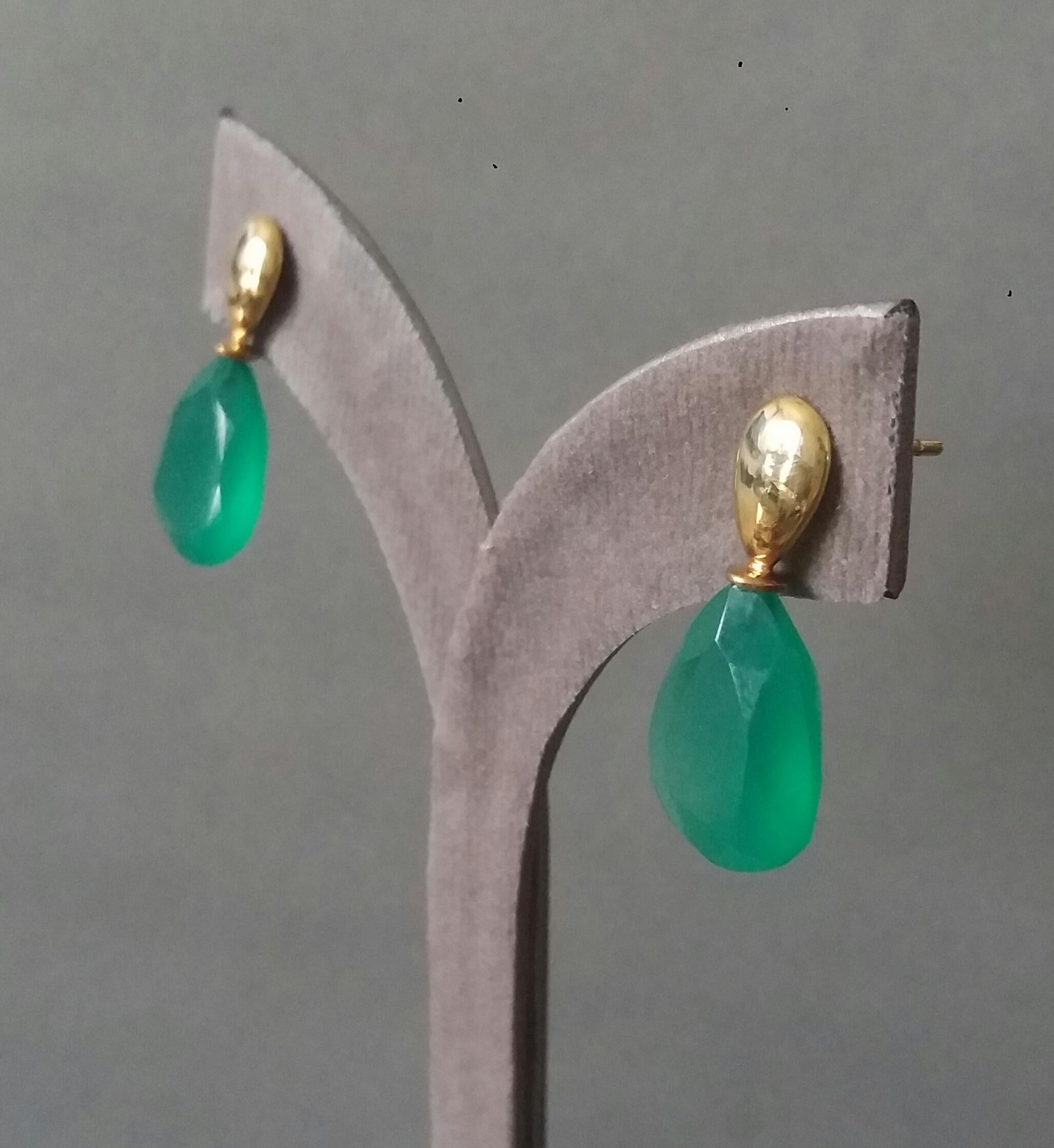 13 Carats Faceted Pear Shape Natural Green Onyx 14 Kt Gold Top Stud Earrings For Sale 2