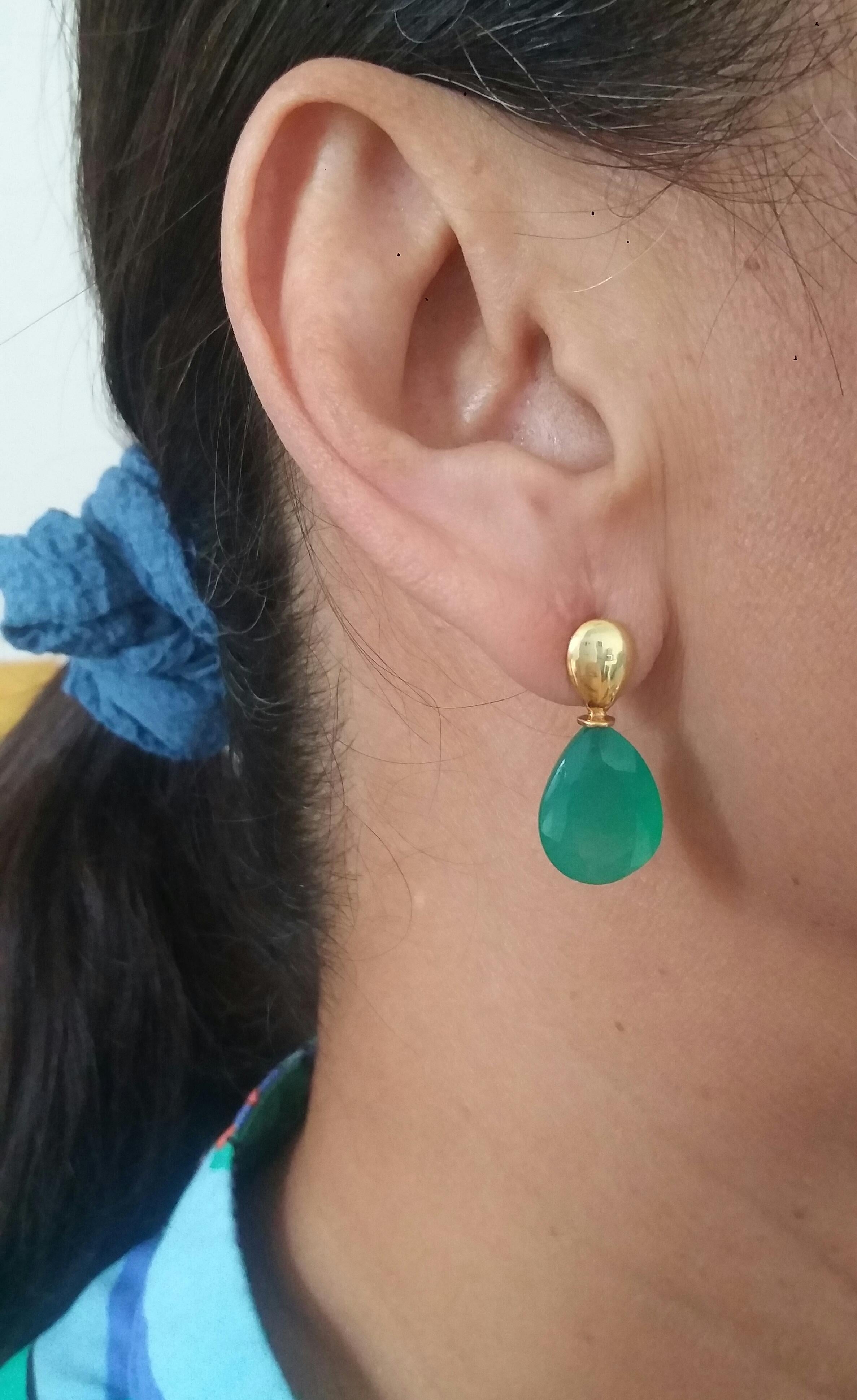 13 Carats Faceted Pear Shape Natural Green Onyx 14 Kt Gold Top Stud Earrings For Sale 3