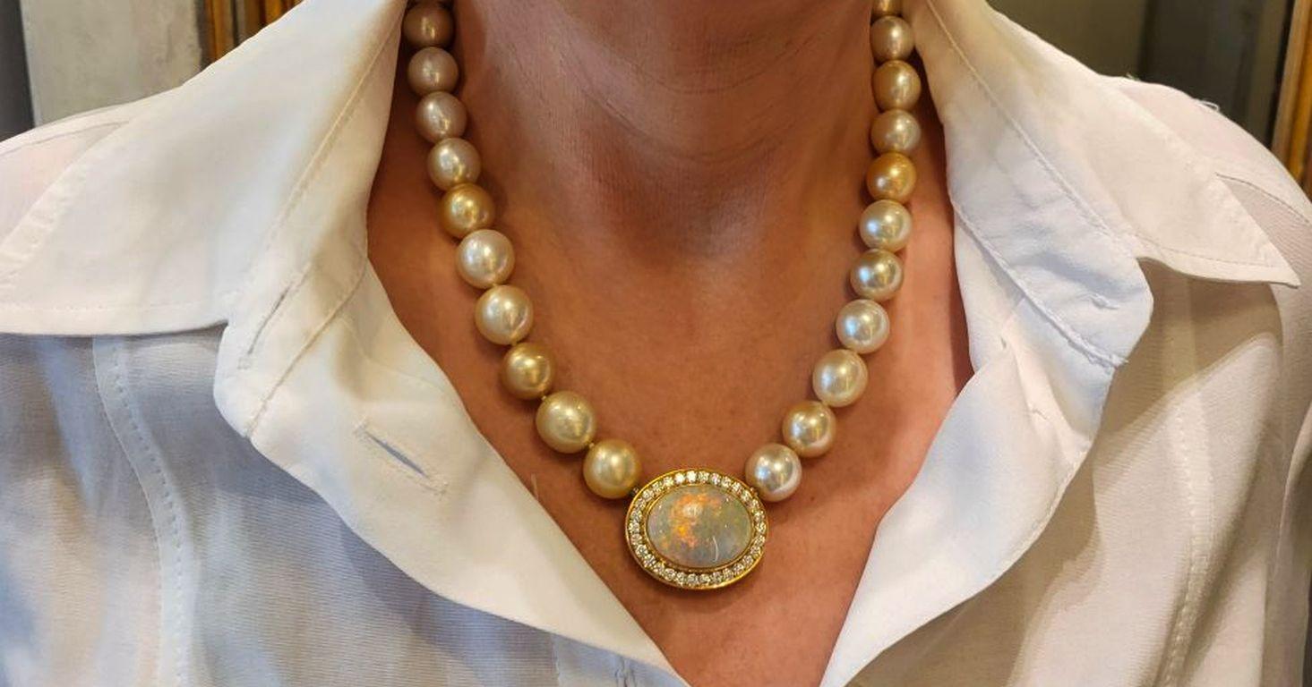 Cabochon Rare 13 Carats Opal Diamonds ca. 1.5 Carats South Sea Harlekin Pearl Collier For Sale