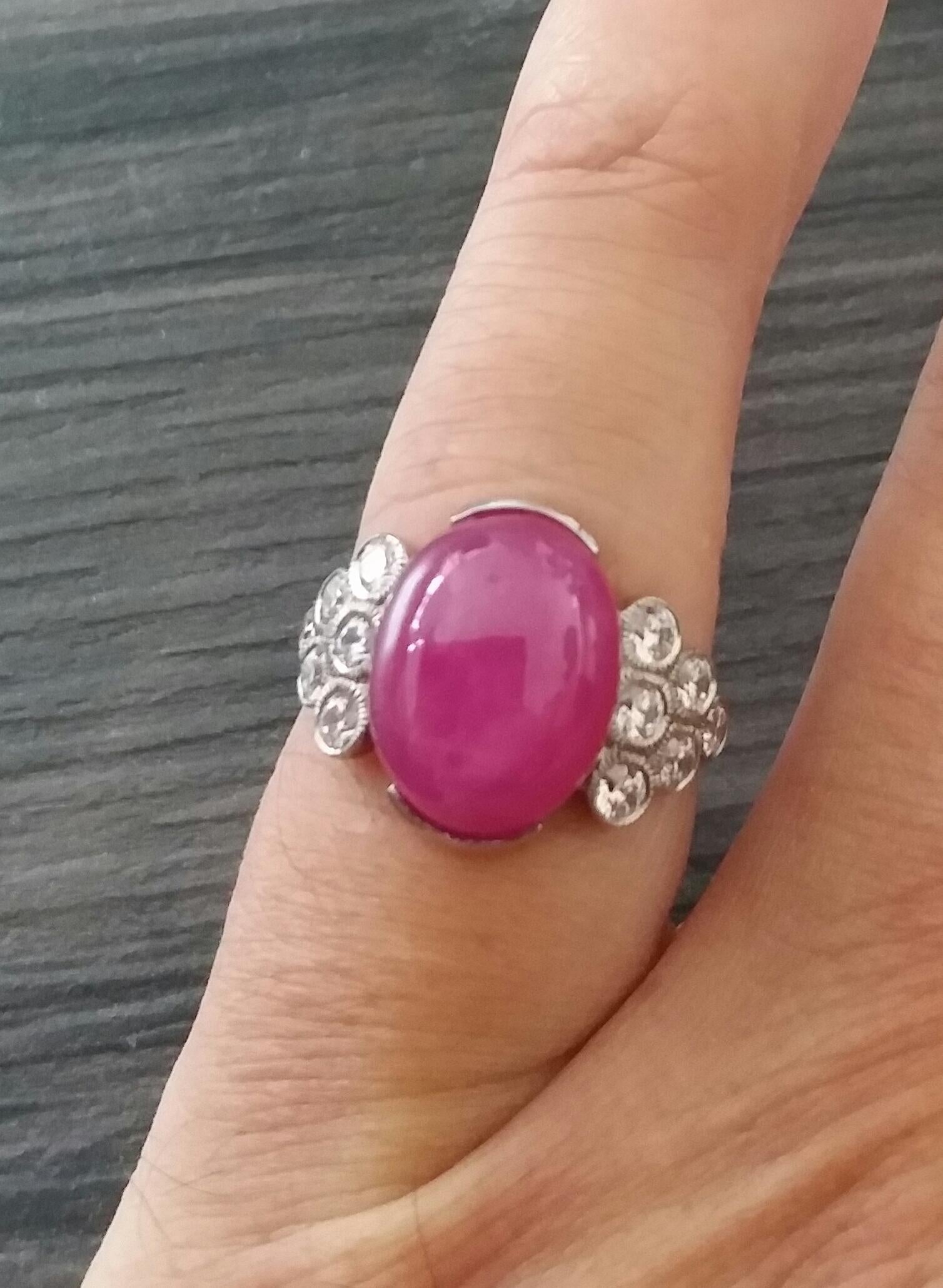 13 Carati Rubino ovale cabochon Oro 14kt 12 Diamanti rotondi taglio pieno Anello da cocktail In condizioni buone in vendita a Bangkok, TH