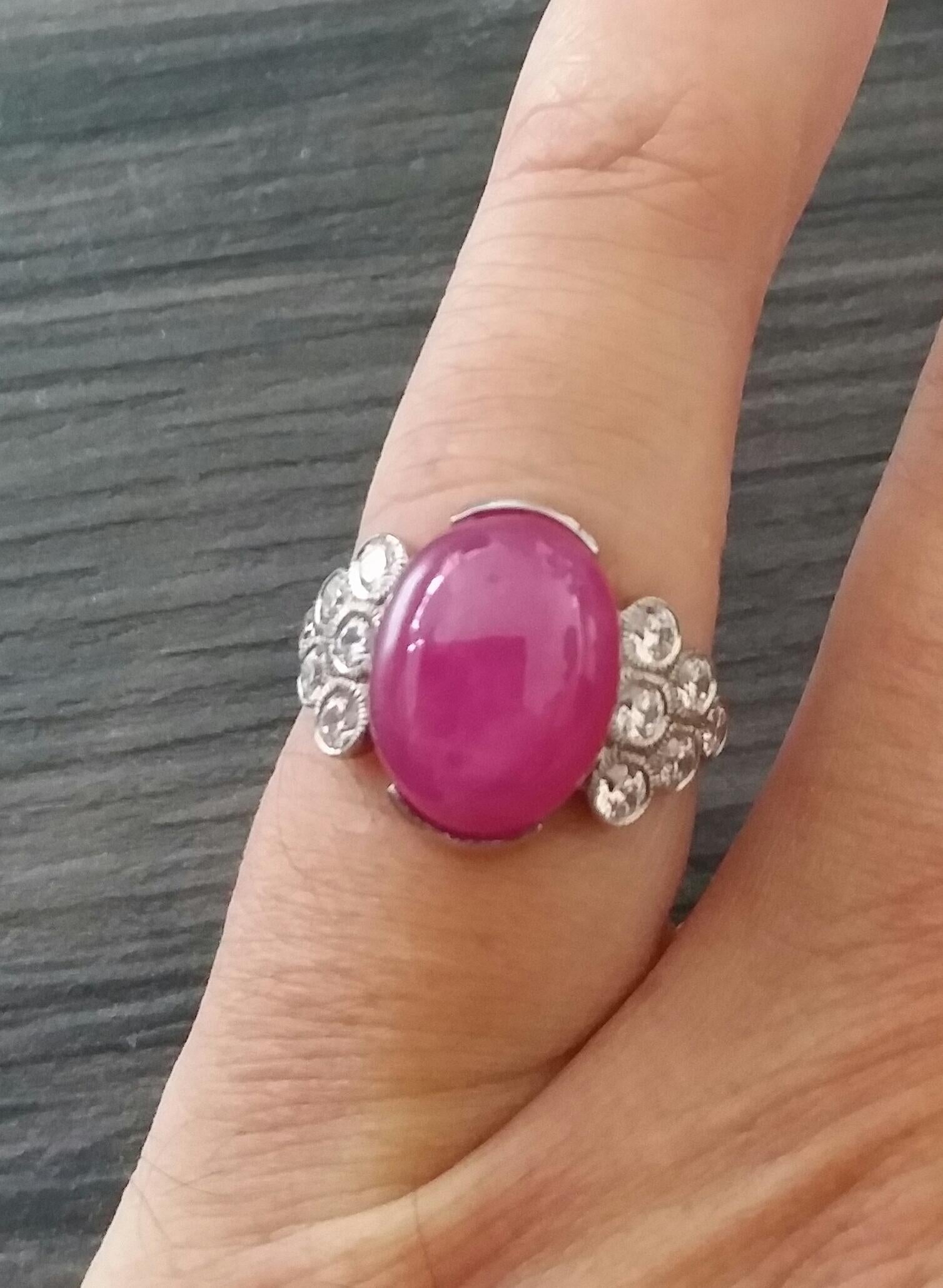 Bague cocktail en or 14 carats avec cabochon ovale en rubis de 13 carats et 12 diamants ronds pleine taille Bon état - En vente à Bangkok, TH