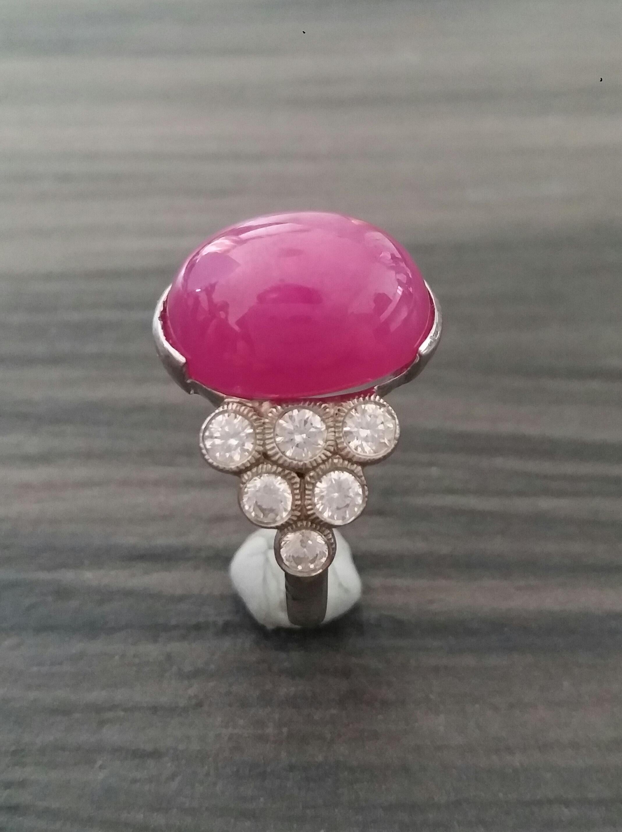 Bague cocktail en or 14 carats avec cabochon ovale en rubis de 13 carats et 12 diamants ronds pleine taille en vente 1