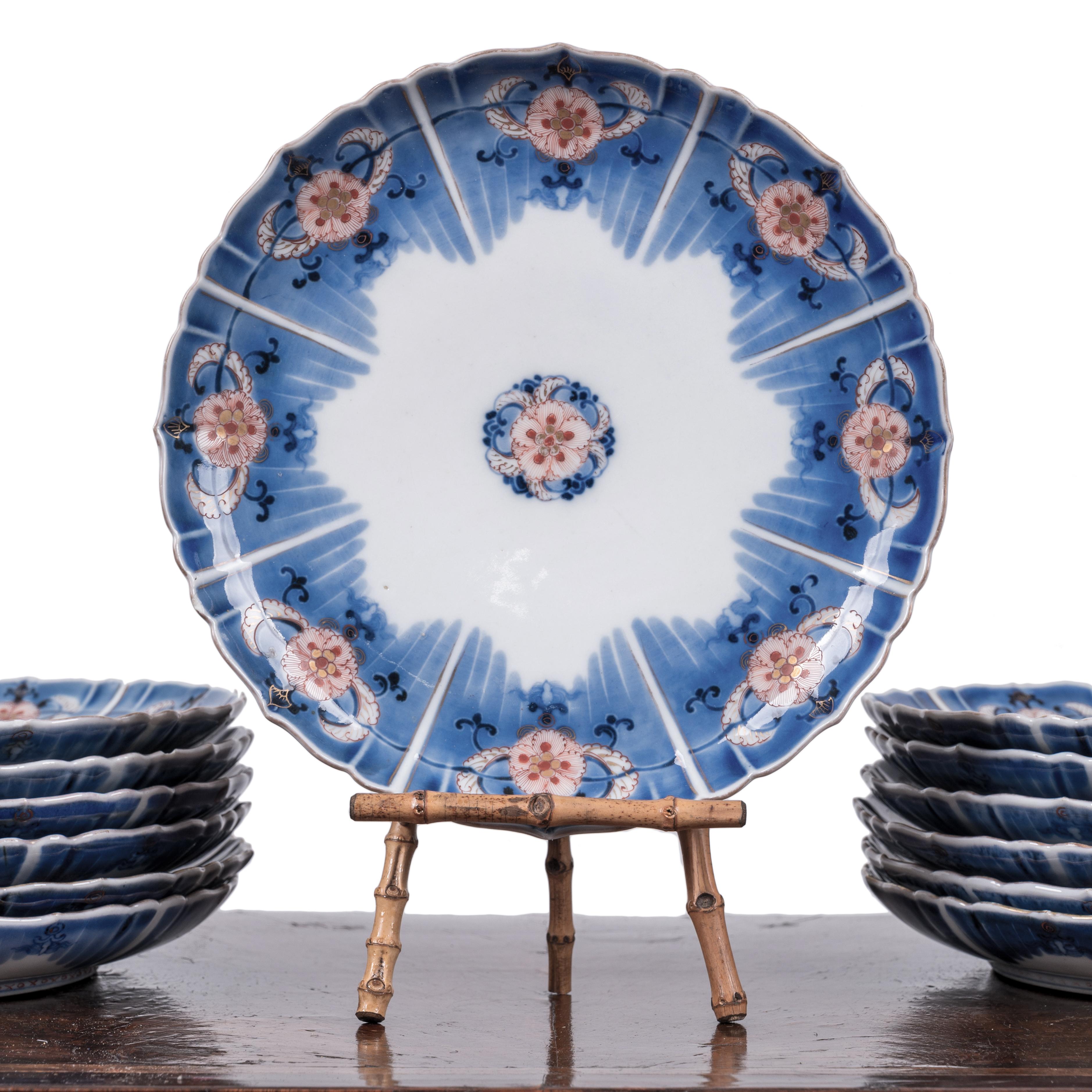 13 Chinese Kangxi Imari Plates, 18th Century In Good Condition For Sale In Savannah, GA