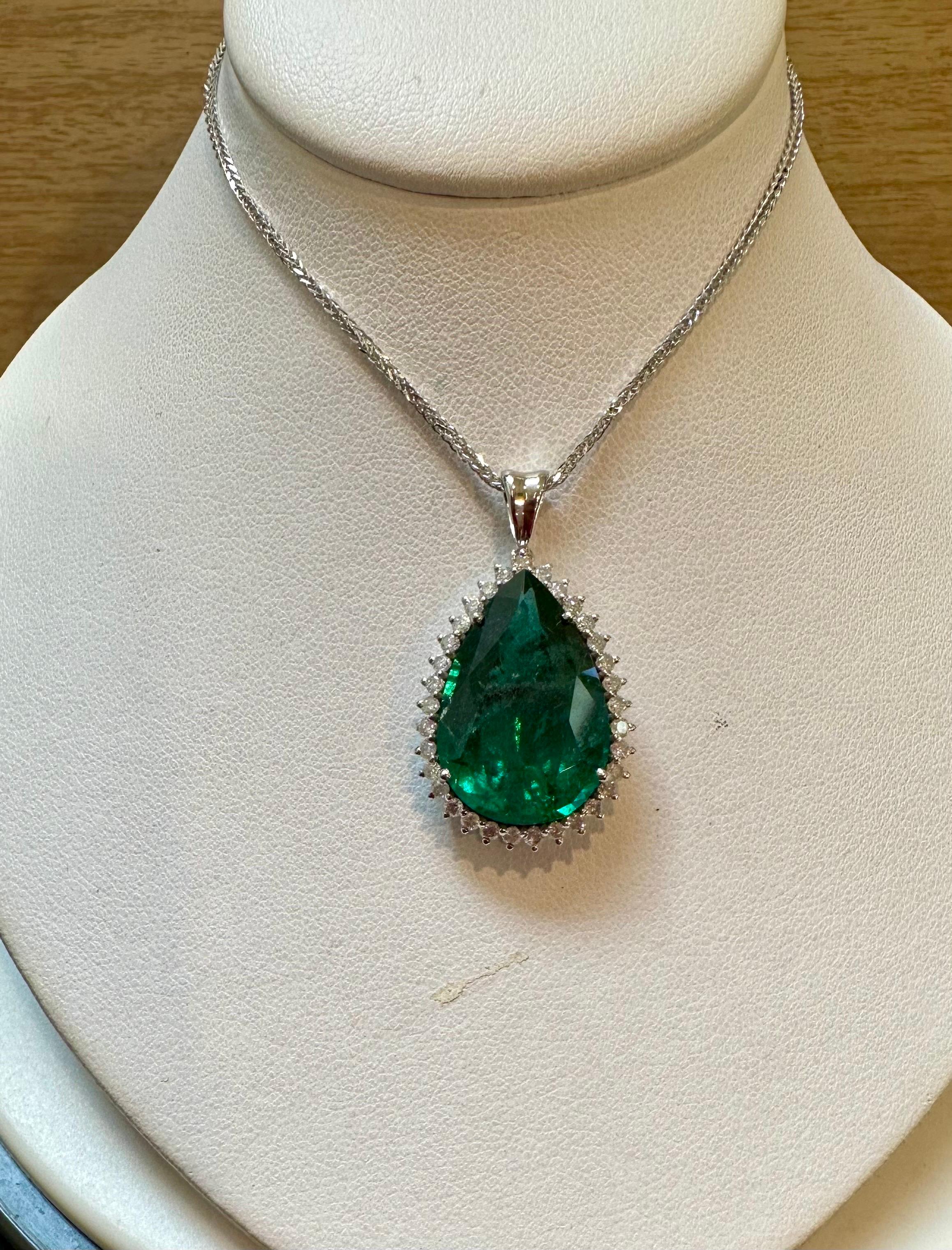 13 Ct Pear Cut Emerald & 1 Ct Diamond Halo Pendent/Necklace 14 KW Gold Chain In New Condition In New York, NY