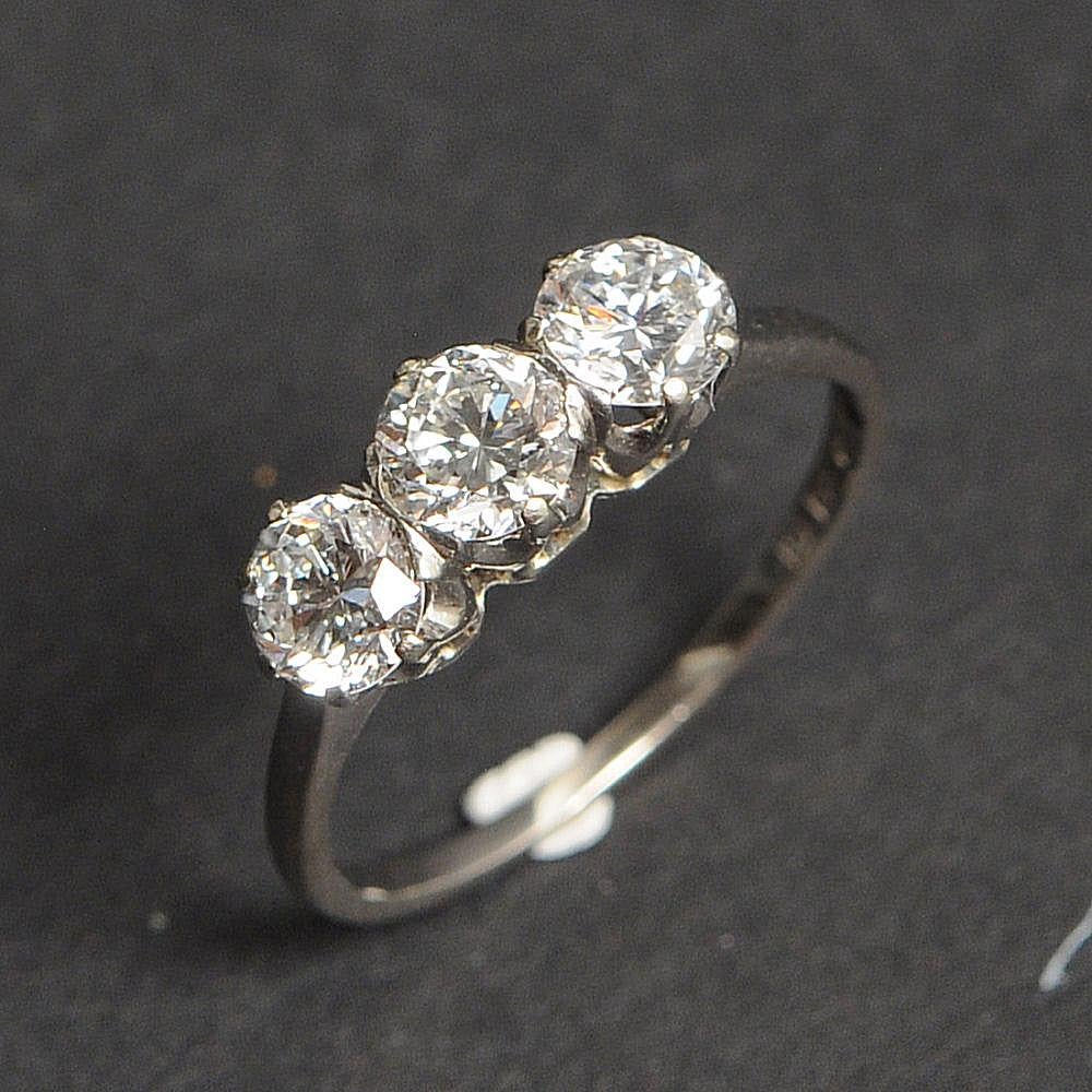 1,3 Karat Vintage Übergangsschliff Brillant-Diamant-Ring mit drei Steinen (Retro) im Angebot