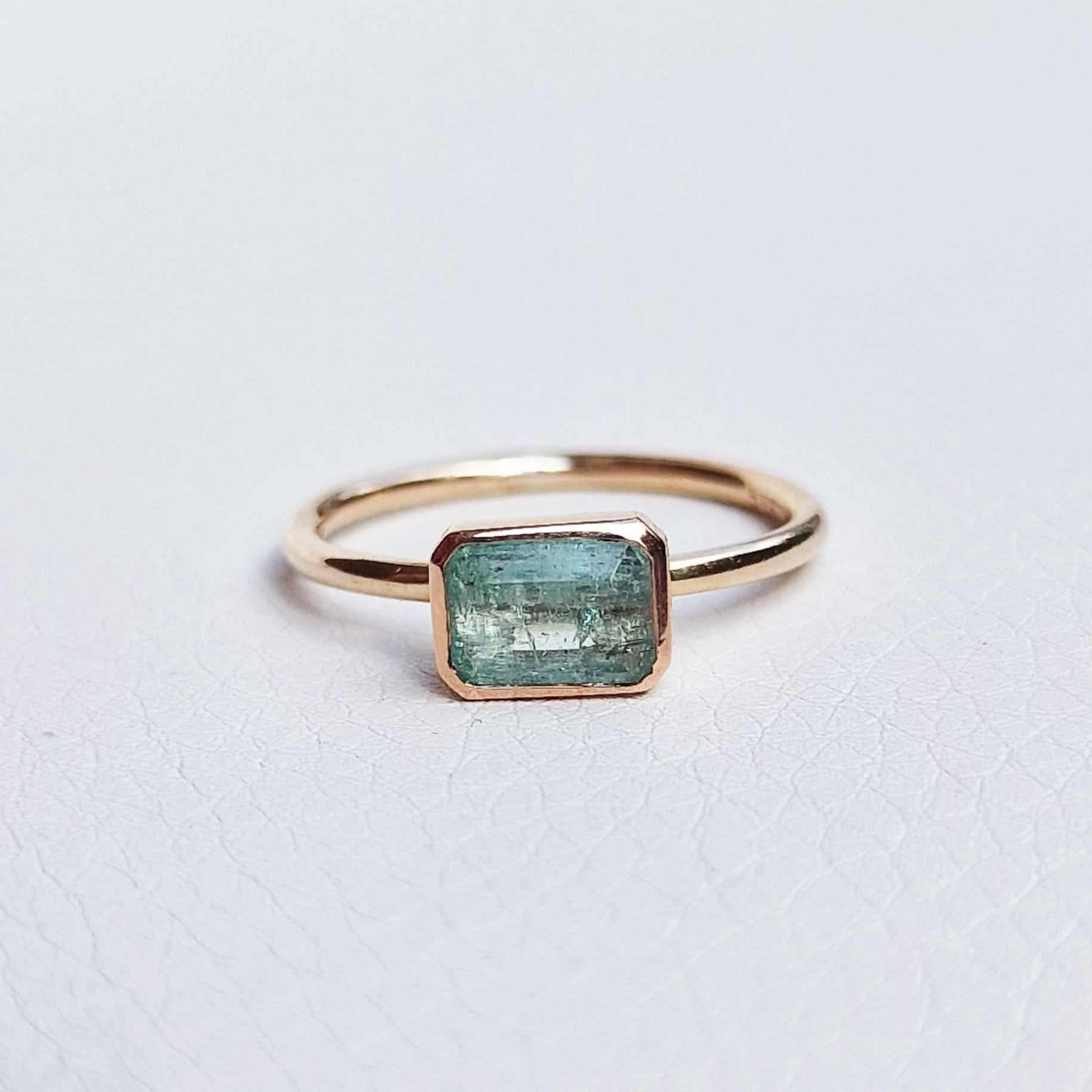 Ein schöner und klassischer elektrischer Smaragdring aus massivem Pfirsich-Gelbgold. Der Ring könnte eine originelle Wahl für eine Verlobung sein und wird besonders von Frauen geliebt, die farbige Edelsteine schätzen. 

Der Ring ist in Größe 53 /