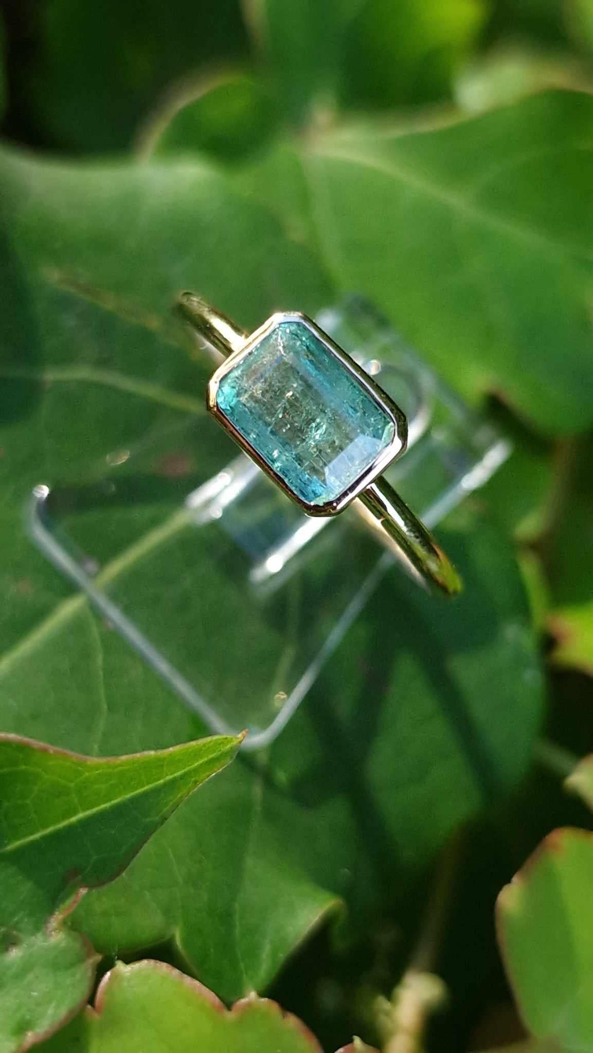 1.3 Cts Muzo Natural Emerald 14 ct. Peach Gold Ring In New Condition For Sale In București, B
